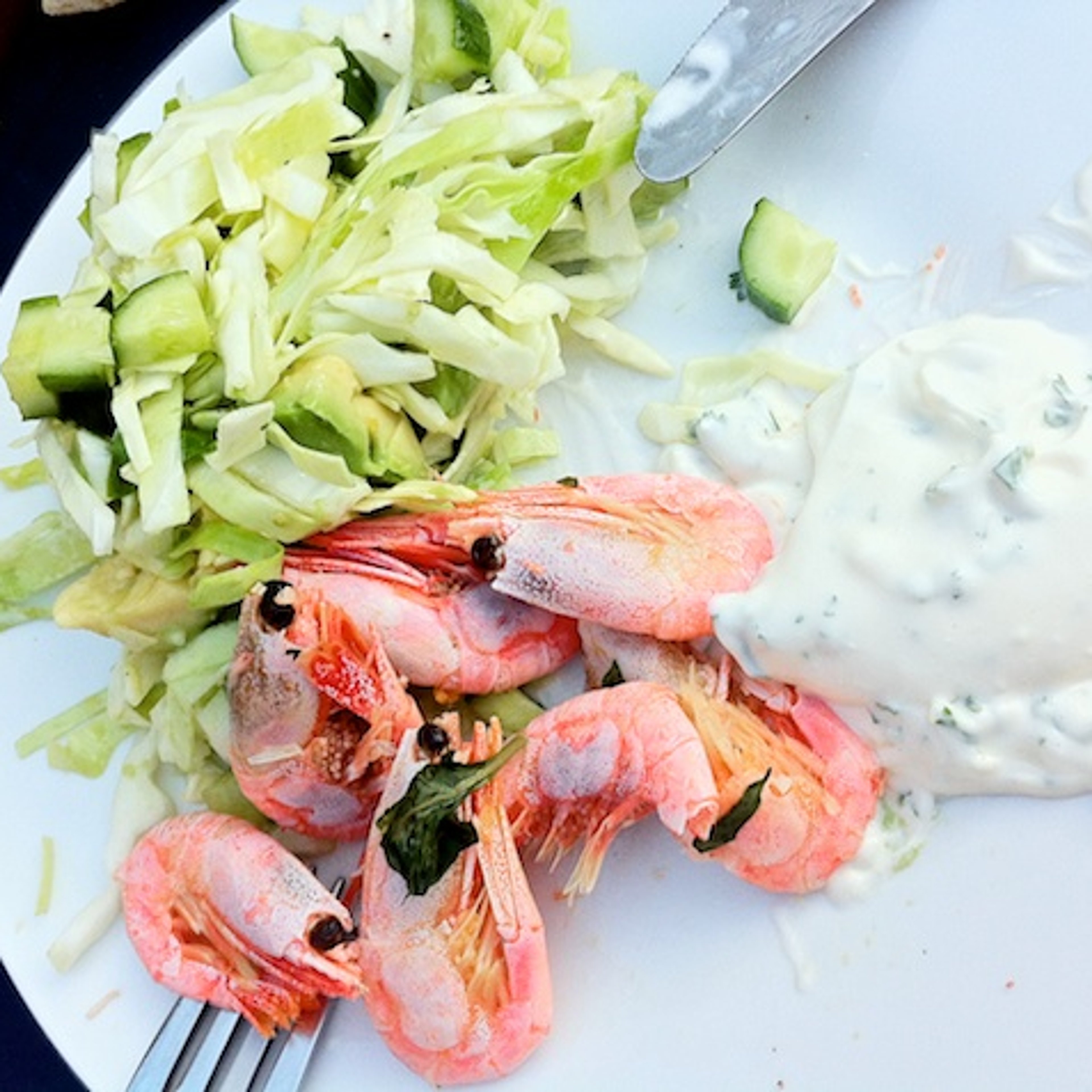 Pil-selv rejer, aioli og grøn sommersalat
