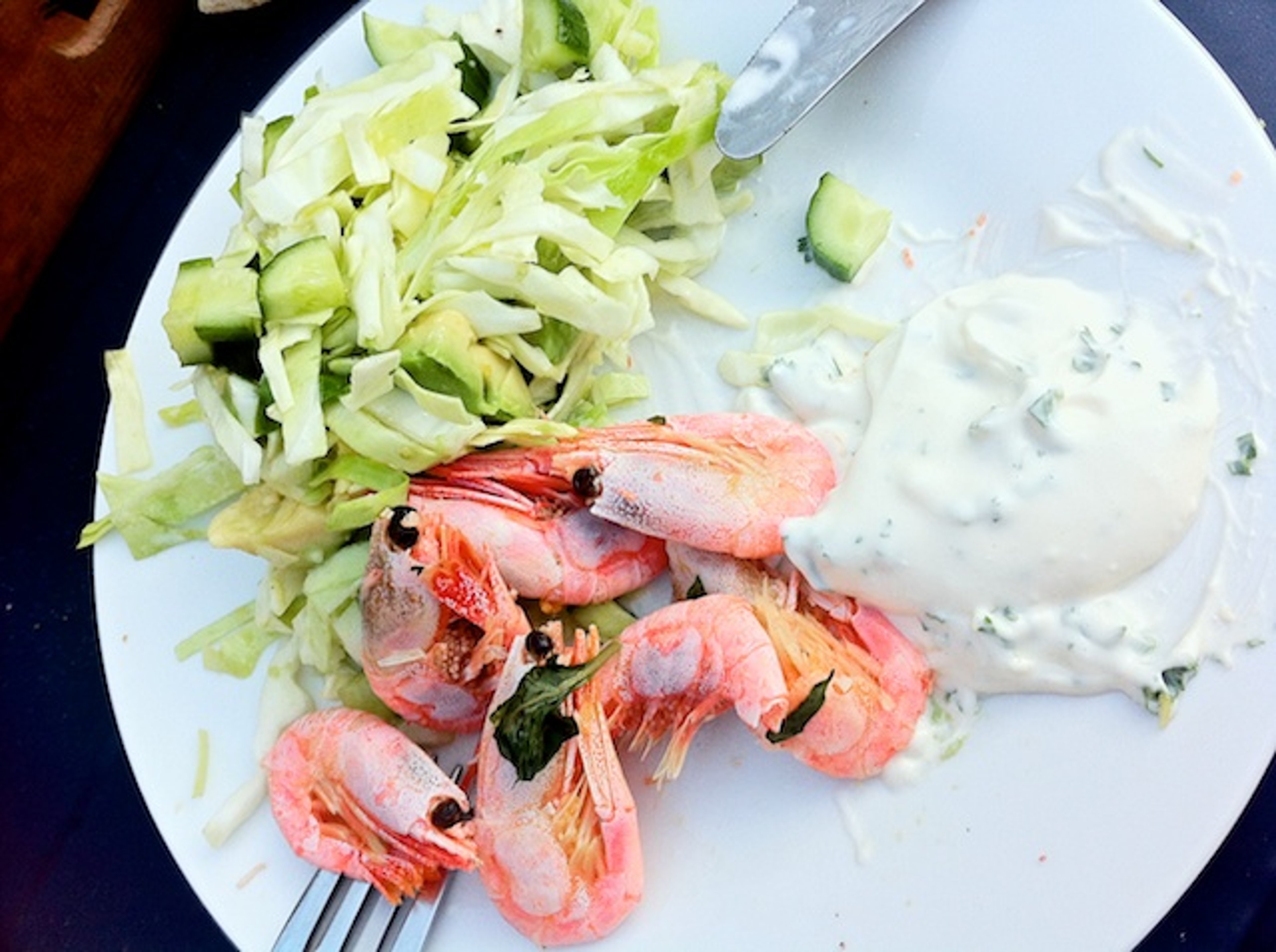 Pil-selv rejer, aioli og grøn sommersalat