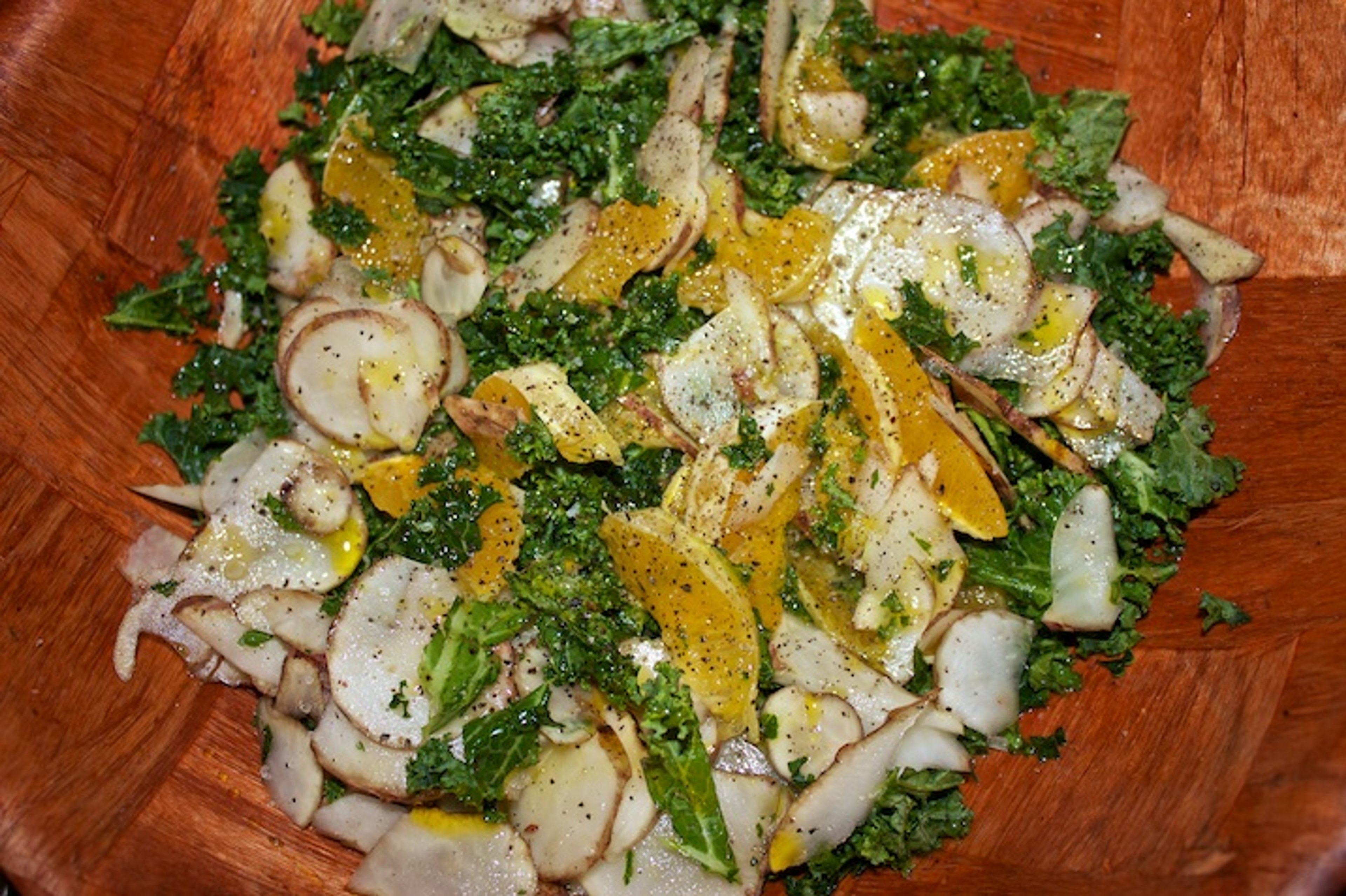 Helstegte fladfisk, sød blomkålsmos samt grønkål med jordskokker og appelsin