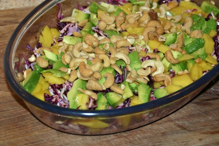 Kyllingespyd med kokos og karry samt kålsalat med avocado og mango