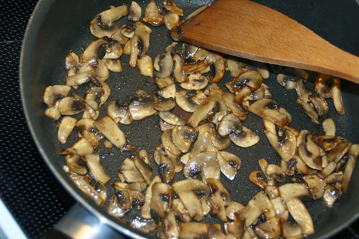 Burger med kylling, bacon, champignon og aioli