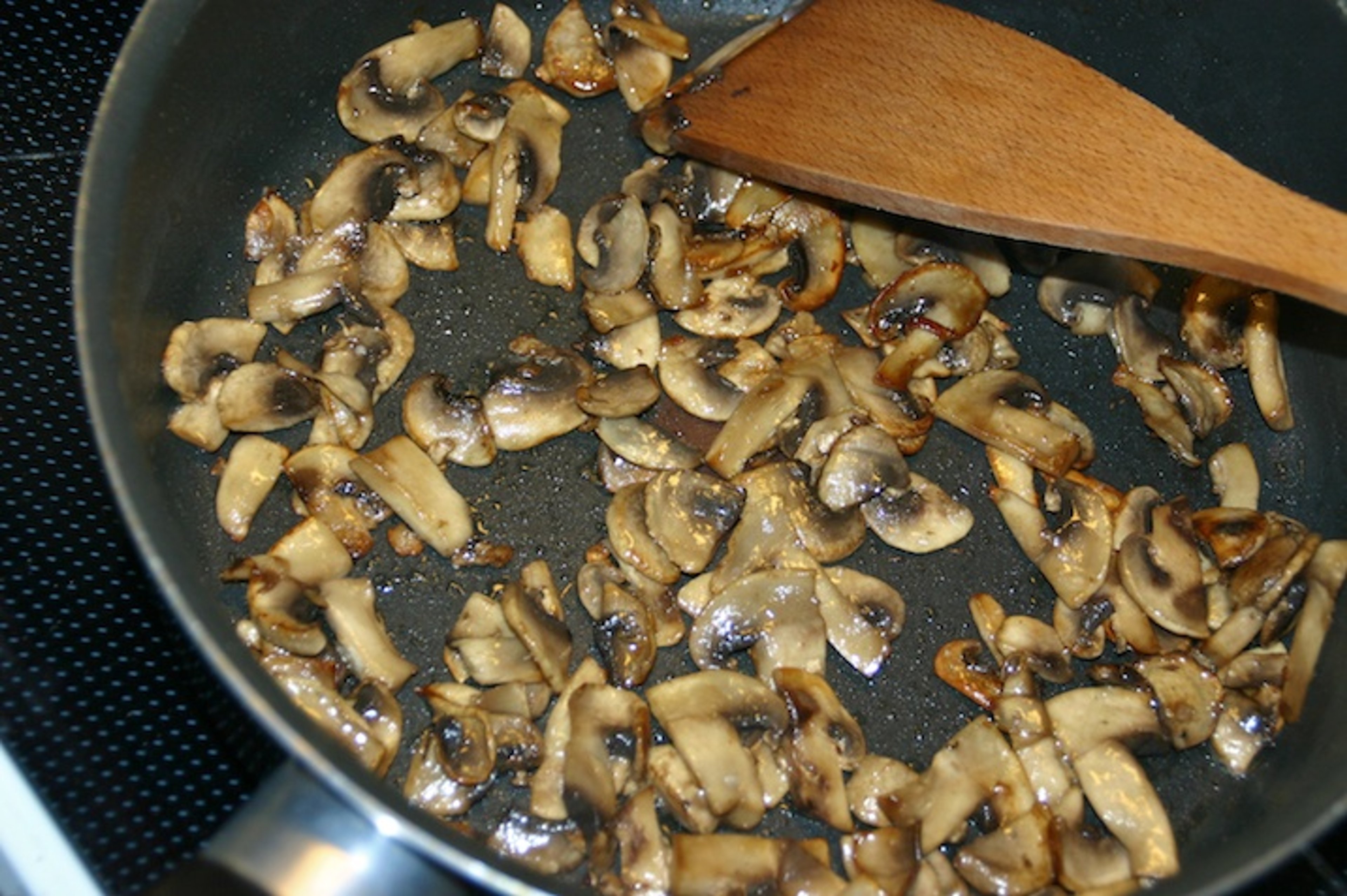 Burger med kylling, bacon, champignon og aioli