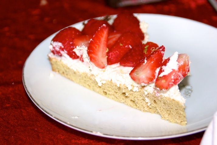 Jordbærkage med mandelbund og lime- og mascarponecreme