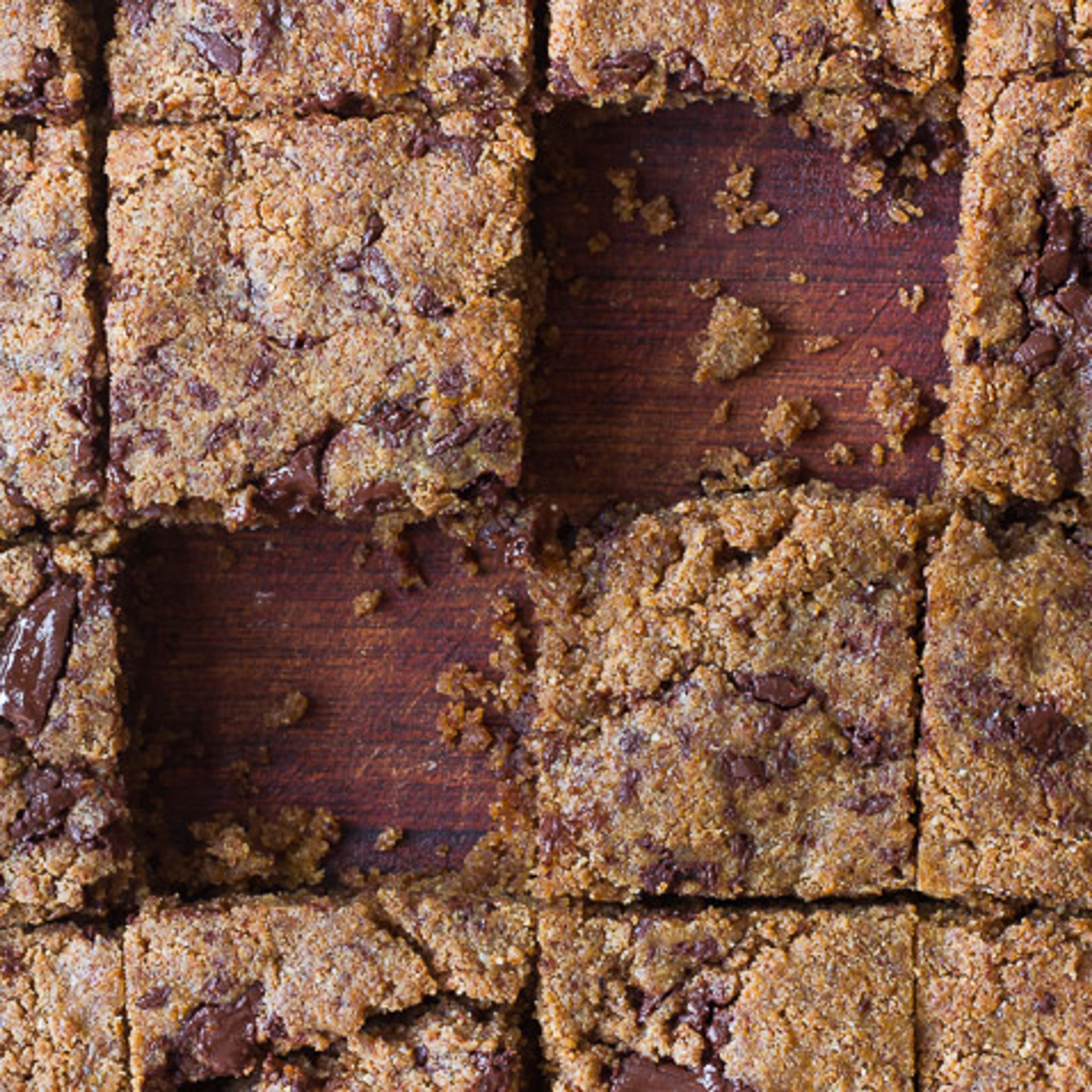 Mandelblondies med chokoladestykker