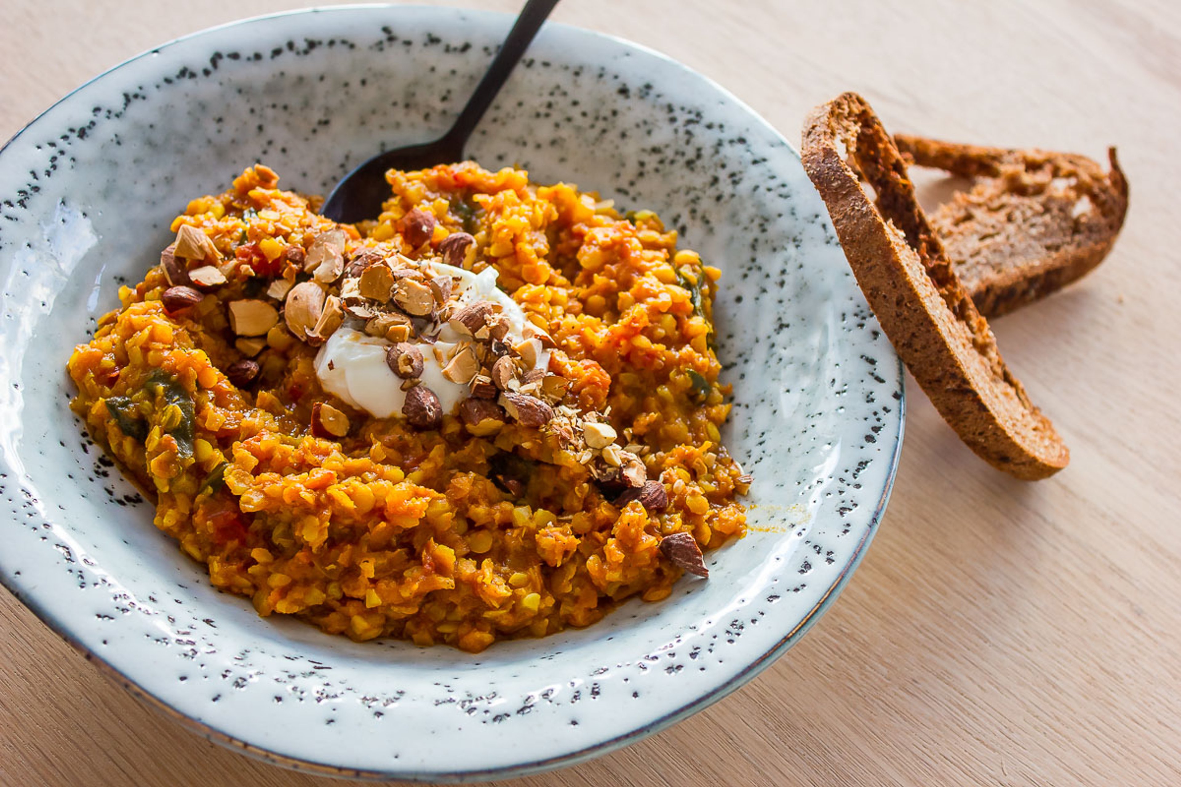Dhal - i en klassisk men grøntsagsspækket og proteinpumpet variant