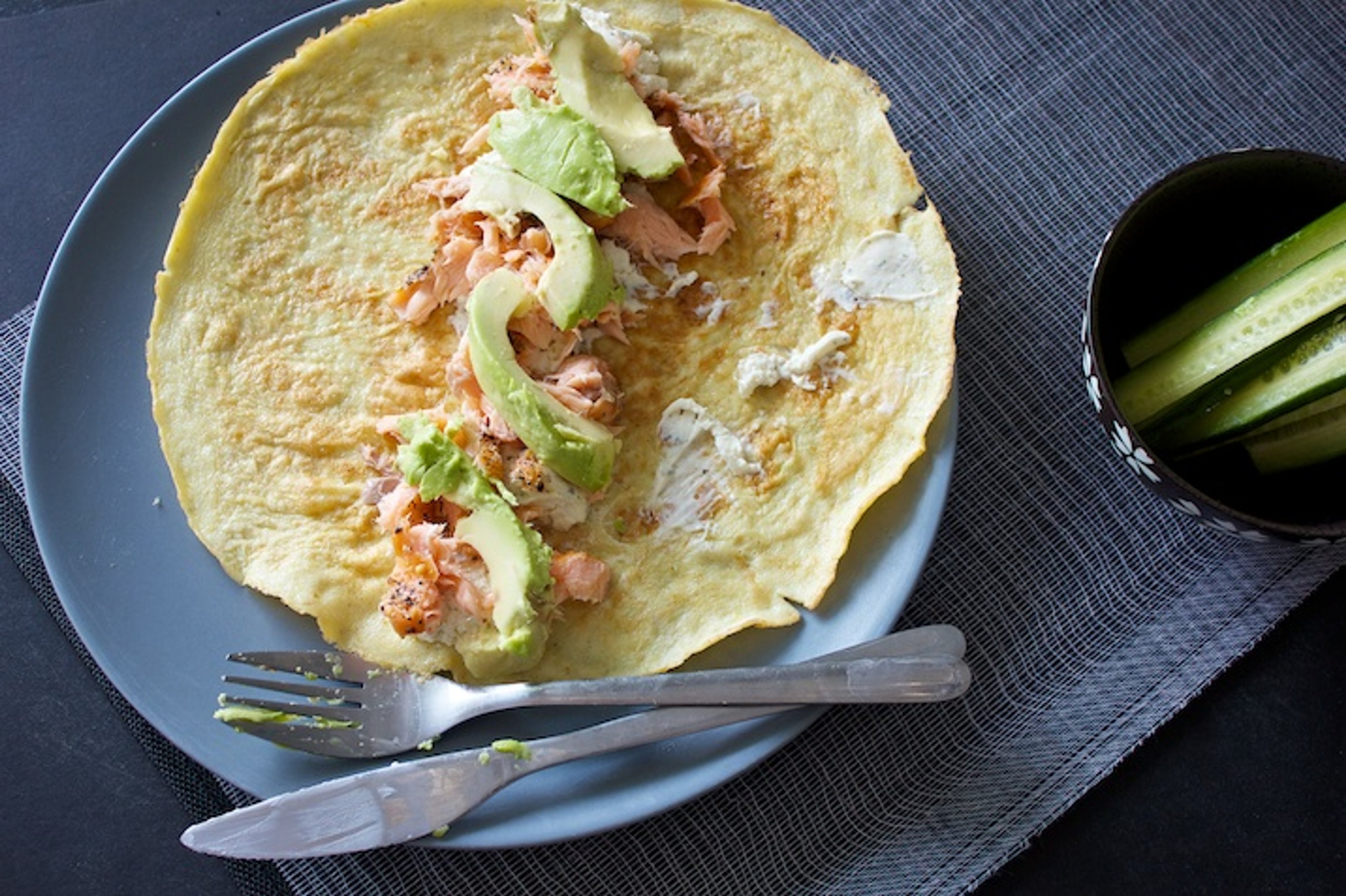 Æggewrap med flødeost, laks og avocado