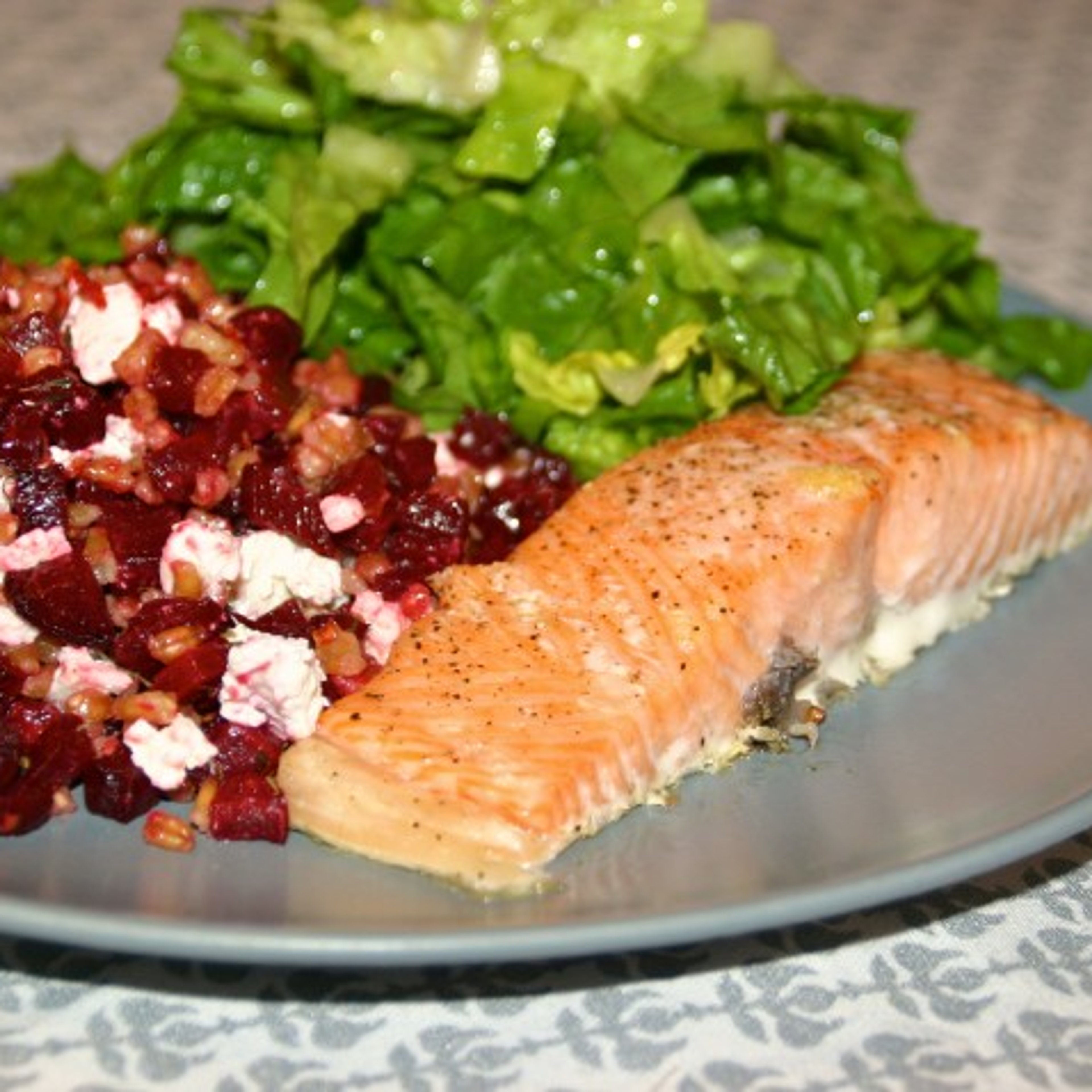Lun speltsalat med rødbeder og laks