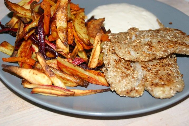 Sprød fisk med rodfrugtsfritter og hvidløgsdip