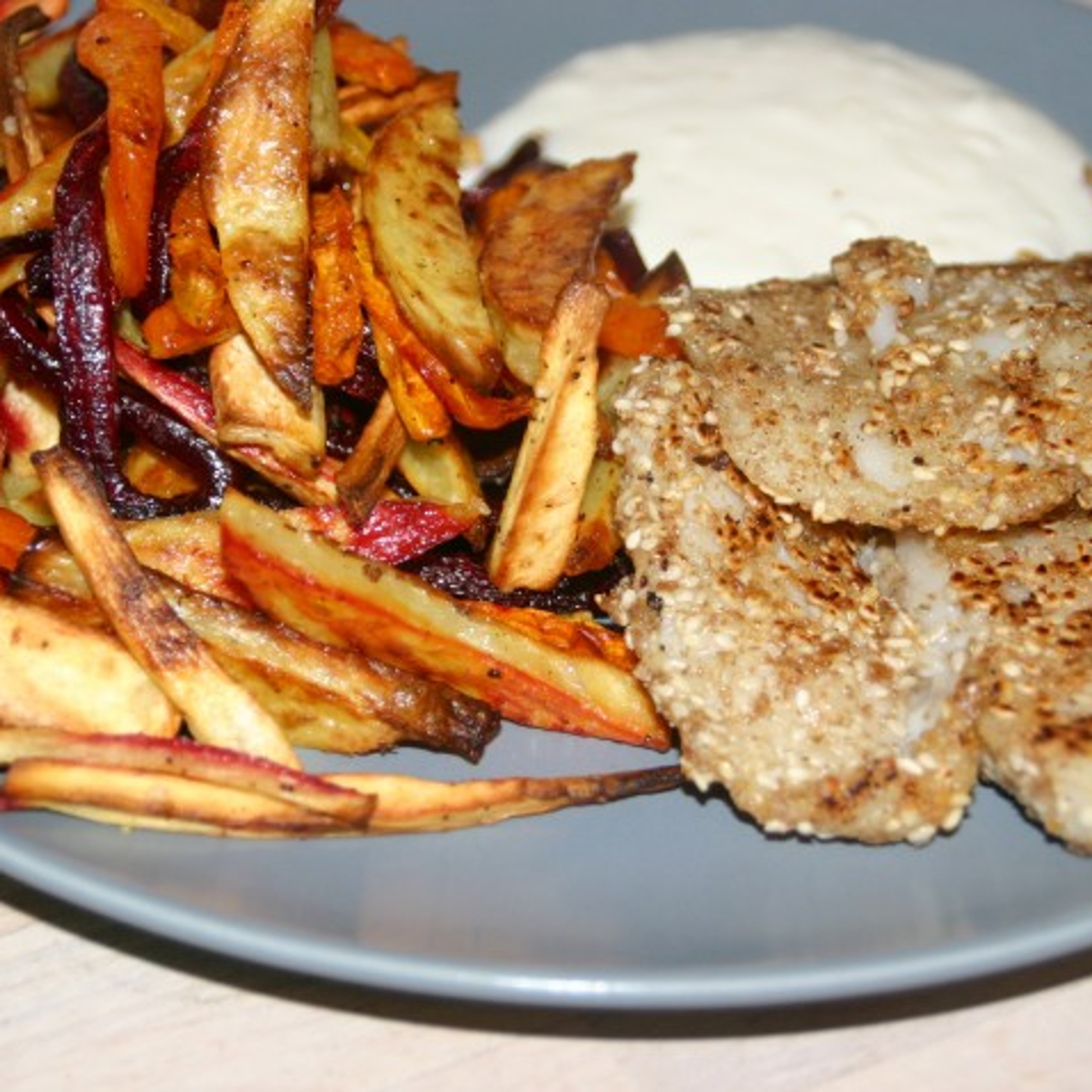 Sprød fisk med rodfrugtsfritter og hvidløgsdip