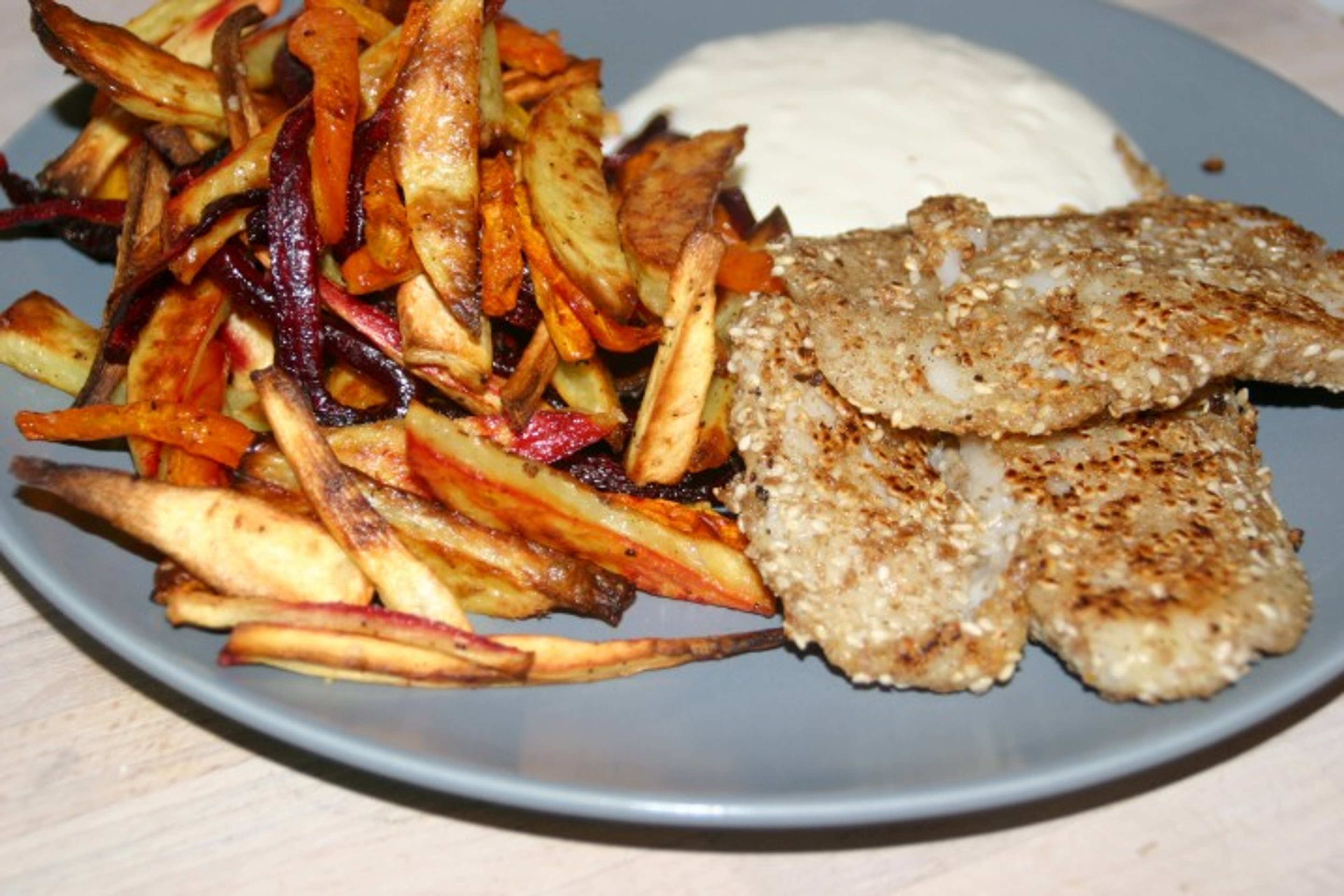 Sprød fisk med rodfrugtsfritter og hvidløgsdip