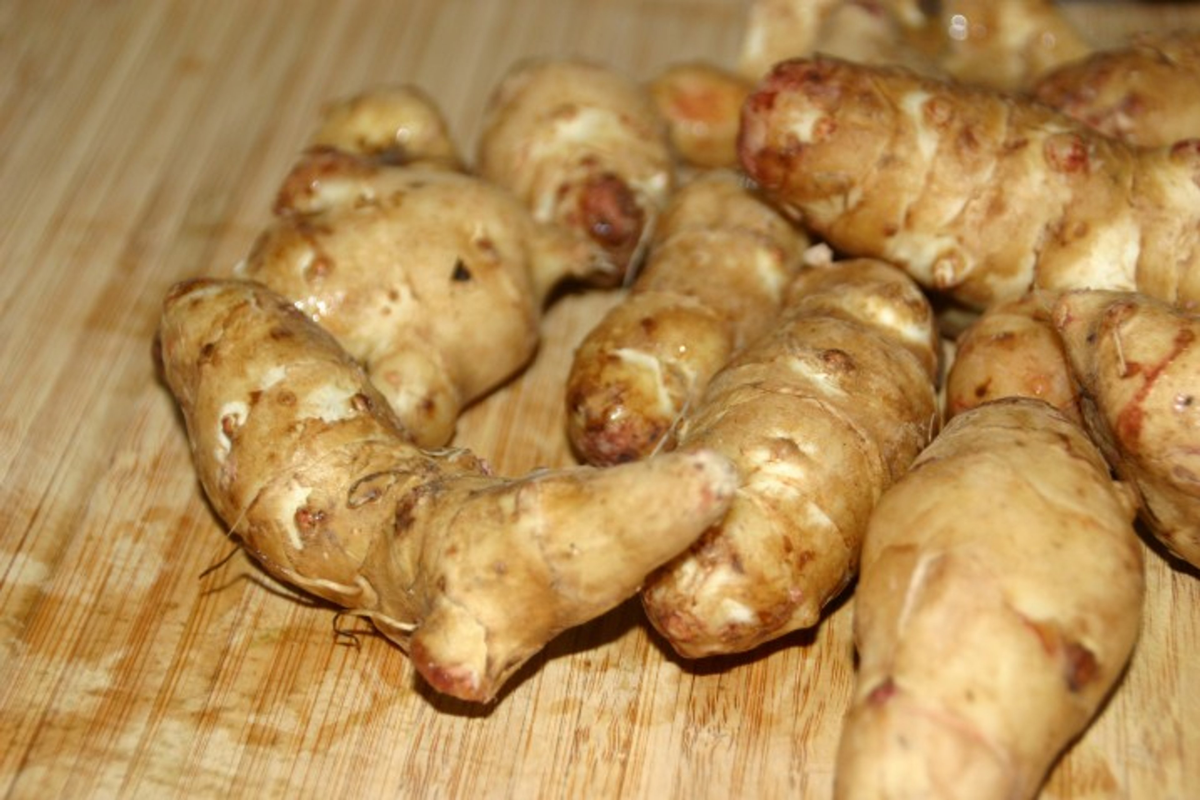 Jordskokkesuppe med ristede blomkålsbuketter og sprød skinke