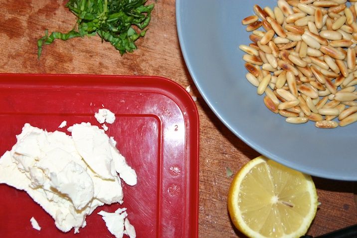 Quinoa med asparges, spinat, pinjekerner og feta