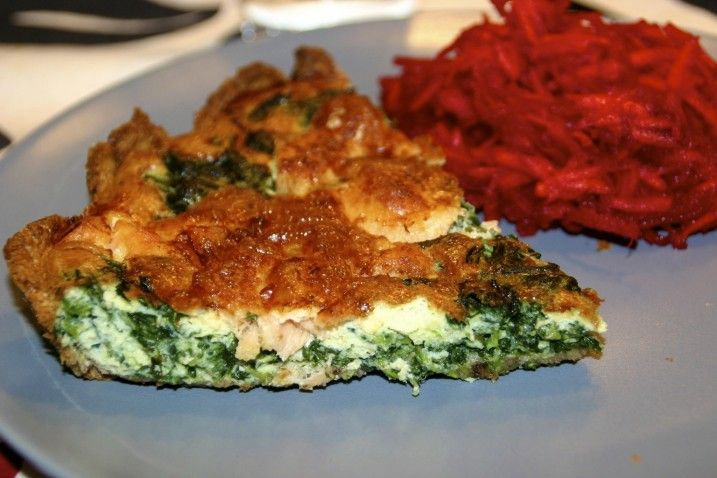 Spinattærte med laks og rødbederåkost