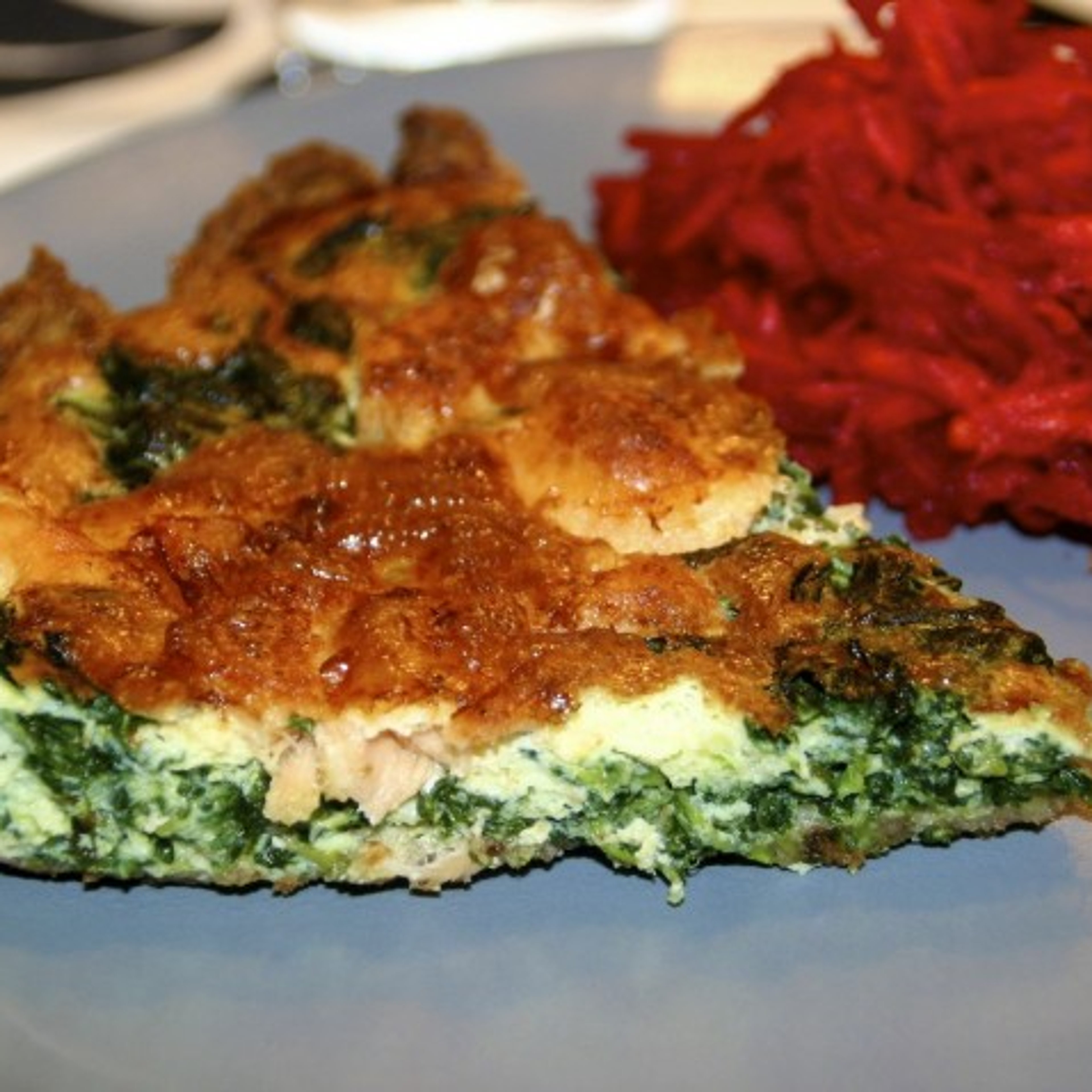 Spinattærte med laks og rødbederåkost