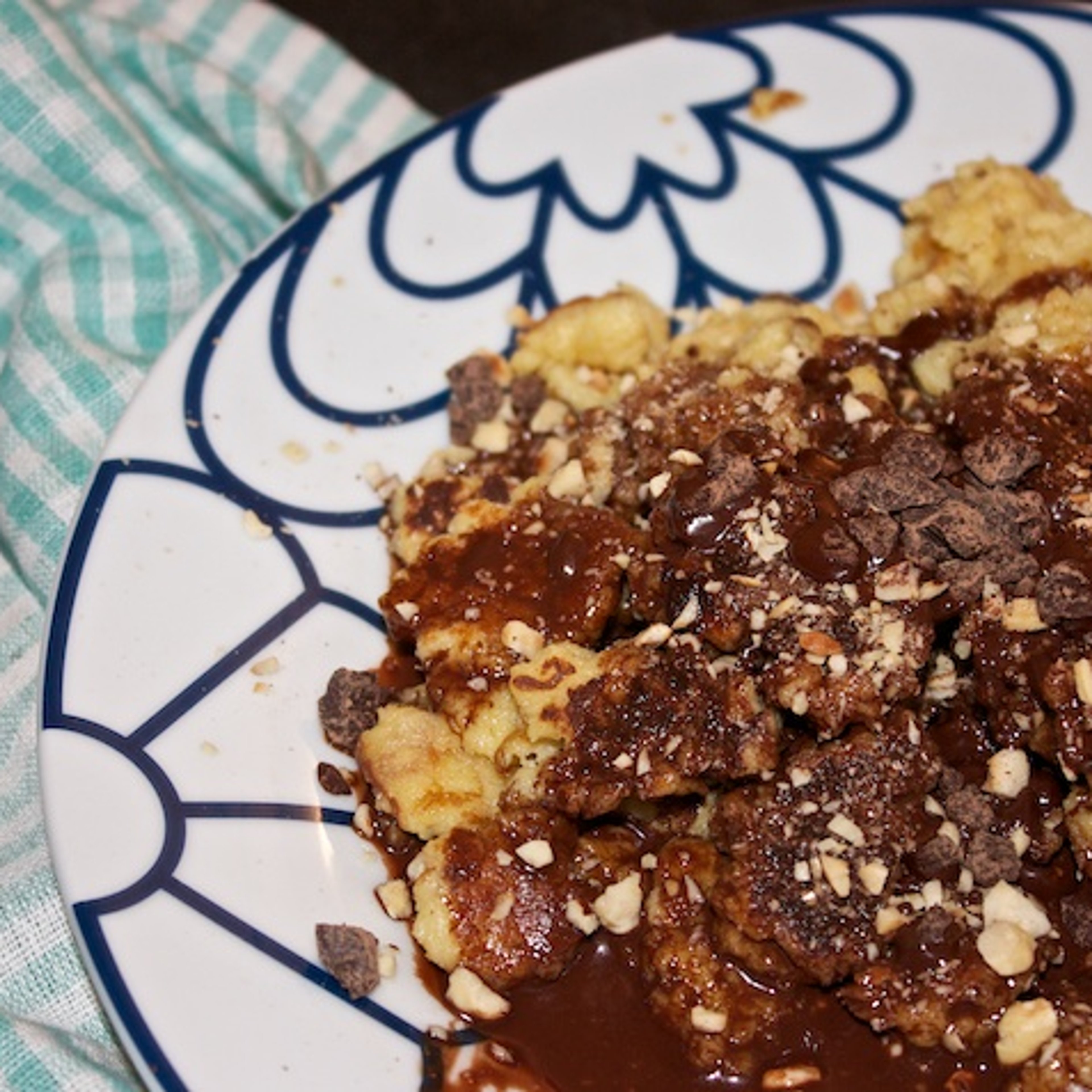 Skramlede pandekager med chokoladesauce