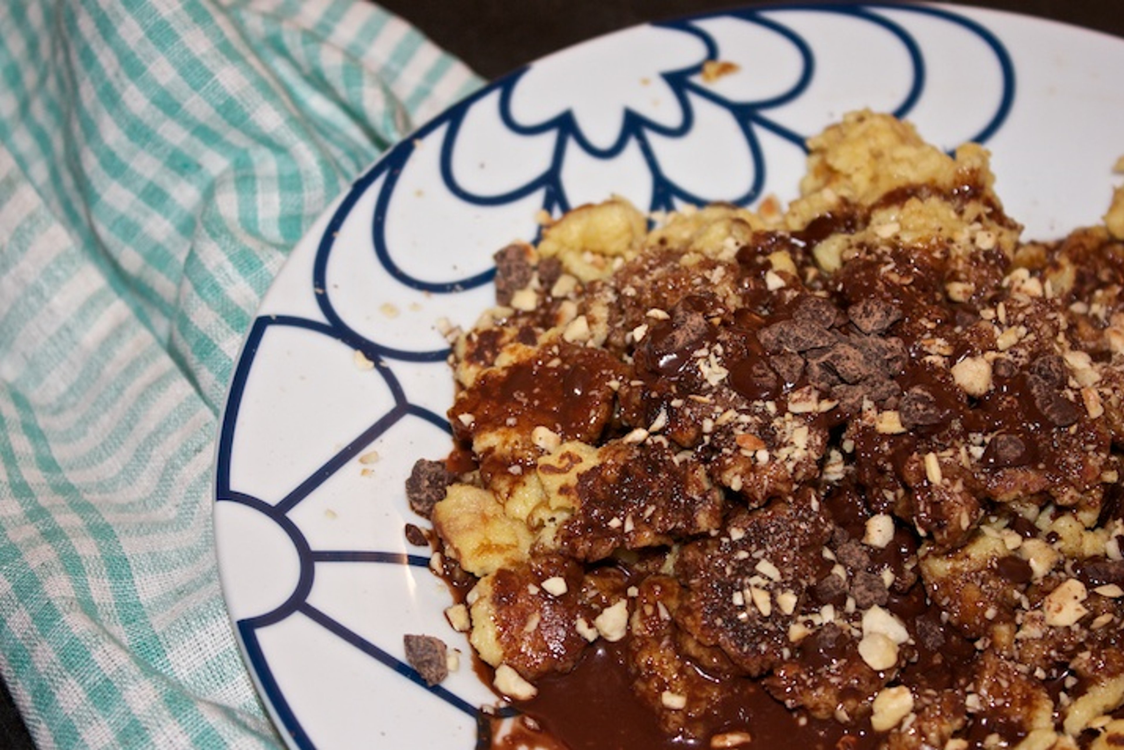 Skramlede pandekager med chokoladesauce