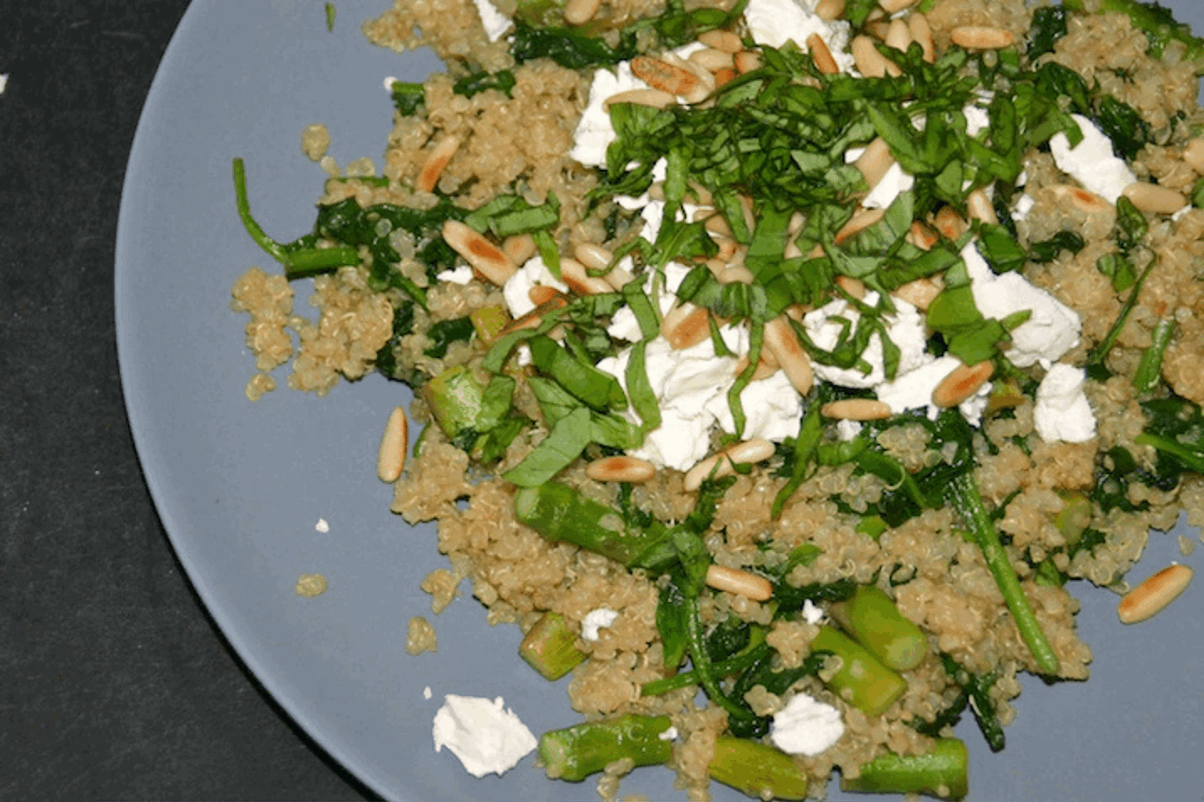 Quinoa med asparges, spinat, pinjekerner og feta