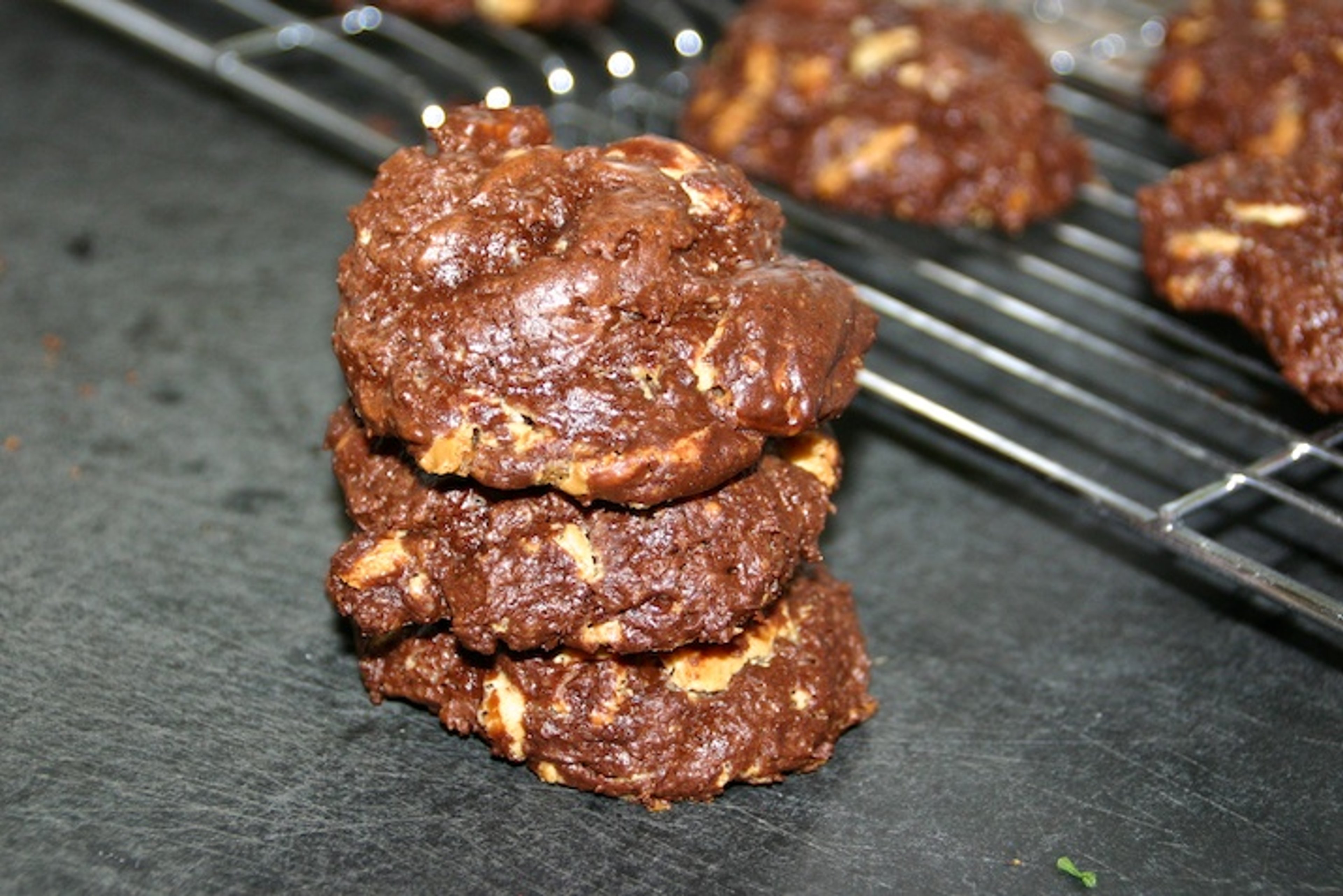Browniecookies med to slags chokolade