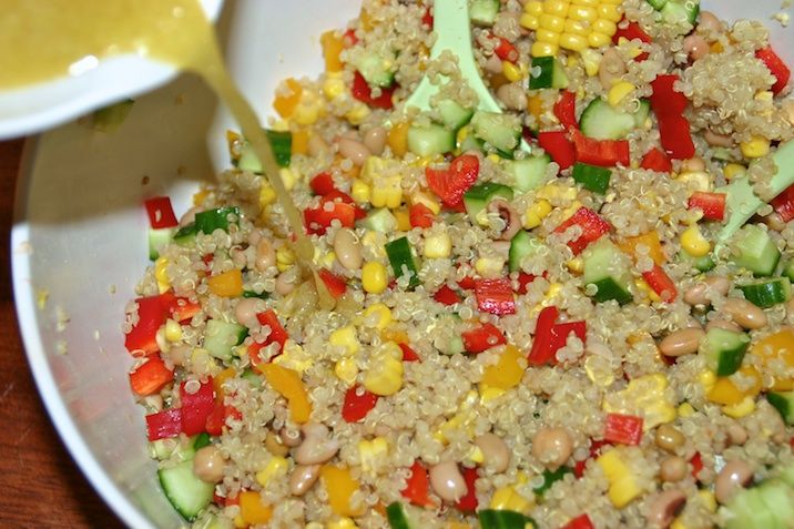 Quinoasalat med ovngrillede friske majs, salatbønner og avocado