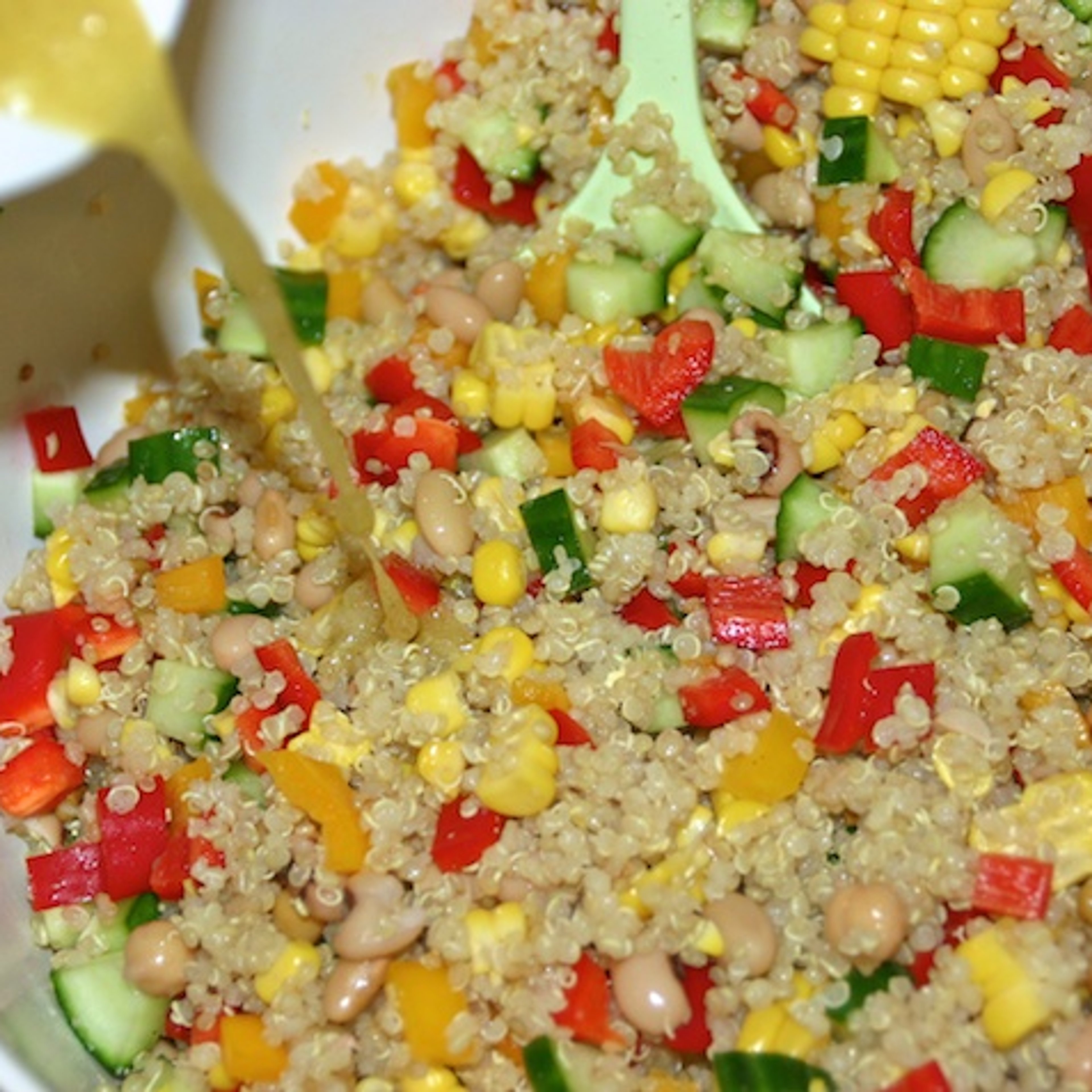 Quinoasalat med ovngrillede friske majs, salatbønner og avocado