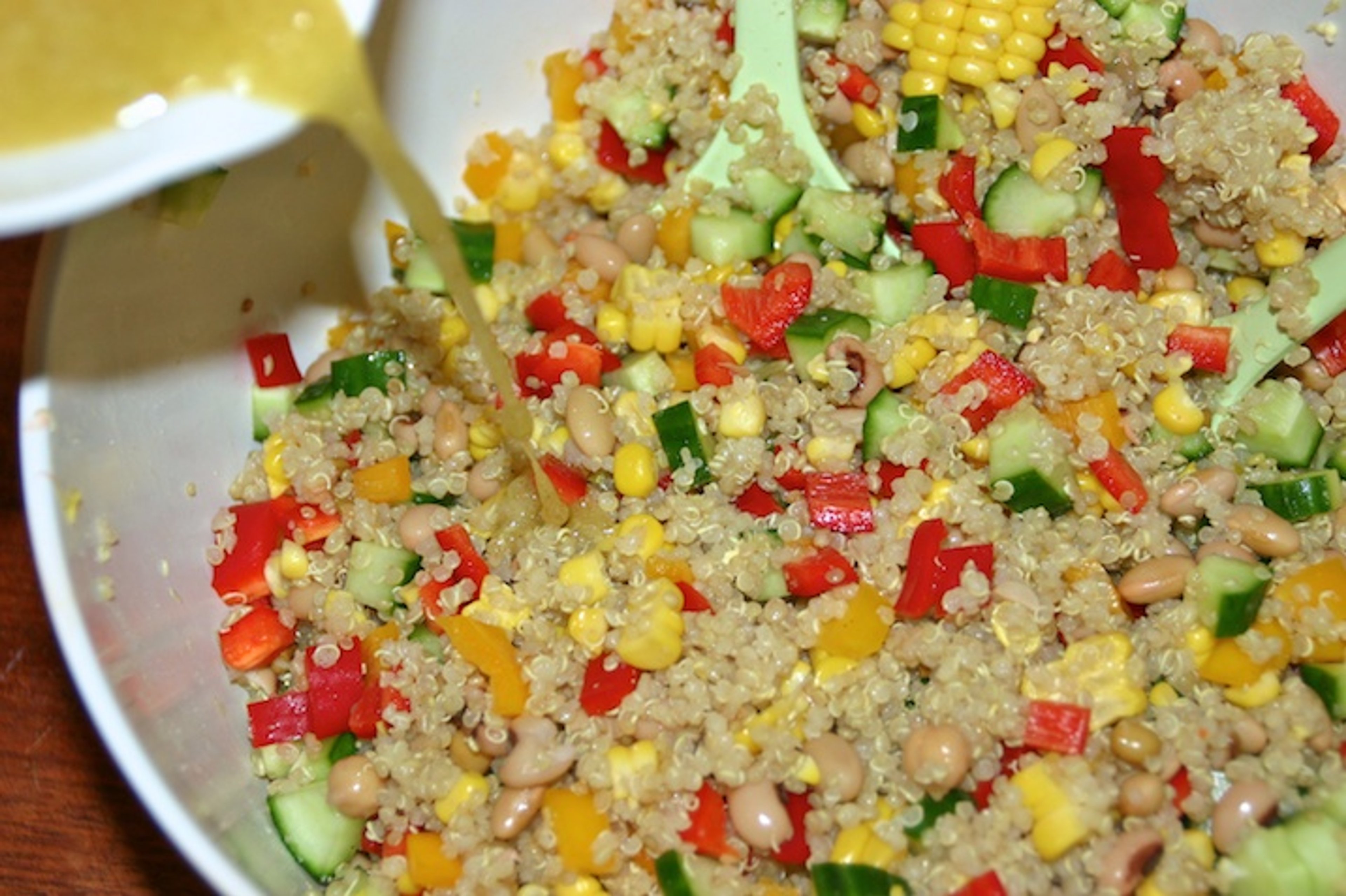 Quinoasalat med ovngrillede friske majs, salatbønner og avocado