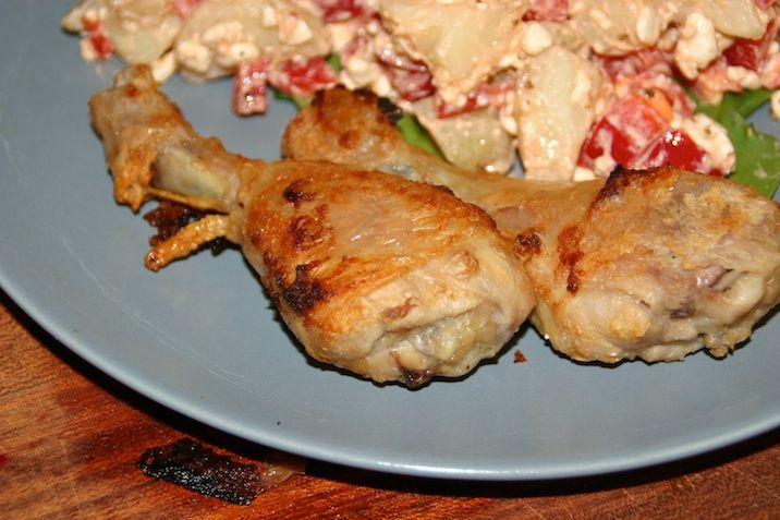 Saltede kyllingelår og kartoffelsalat med hytteost og peberfrugt