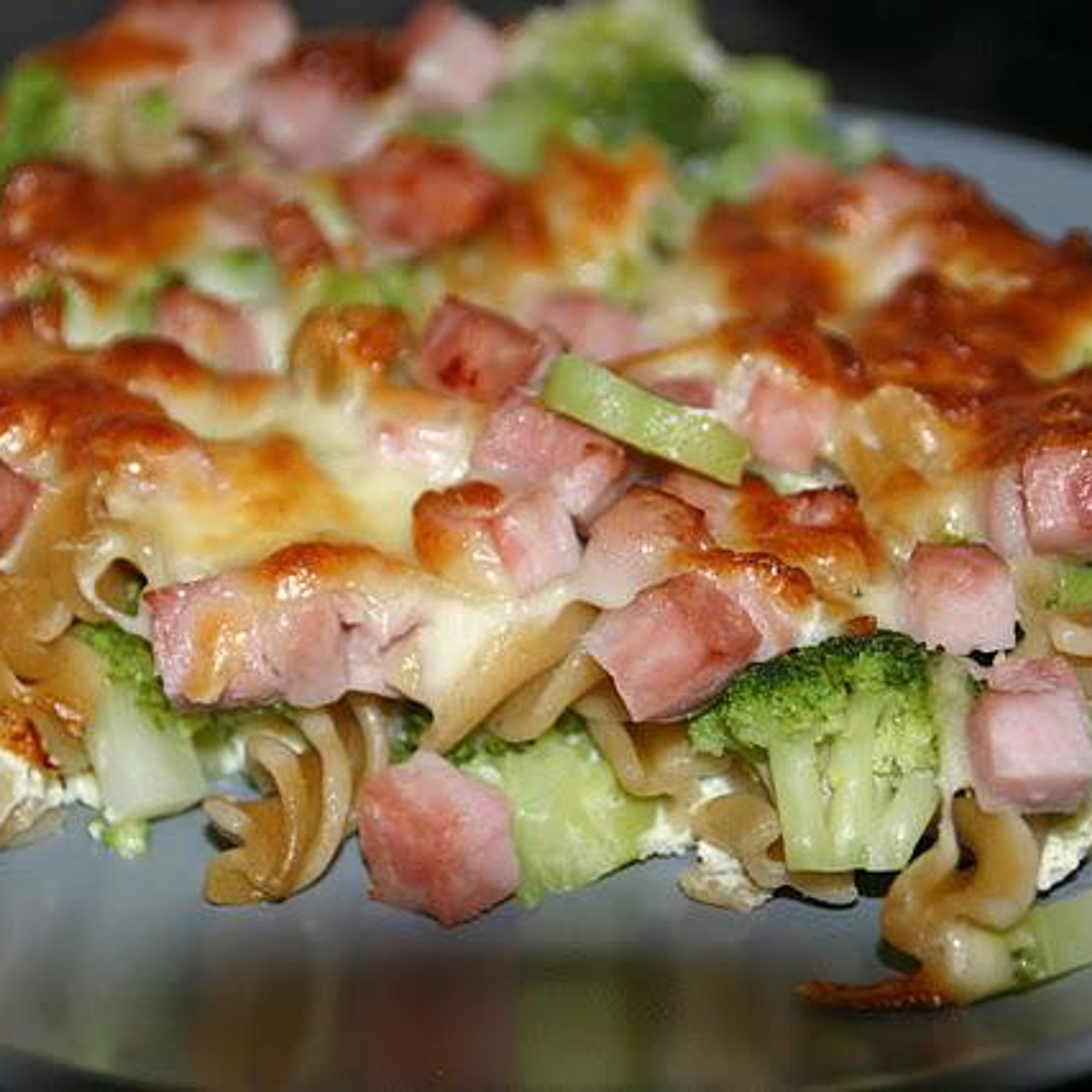 Pastatærte med skinke og ost