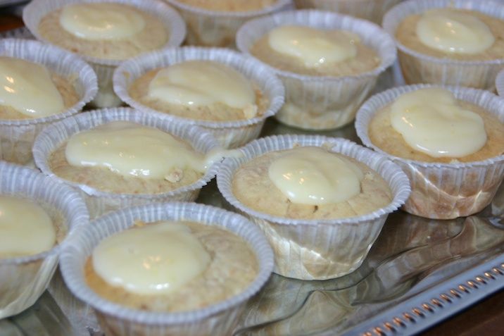 Citronfyldte kokoscupcakes med guf