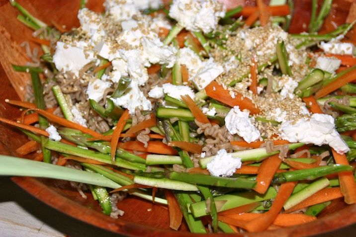 Sursød nudelsalat med limemarinerede rejer