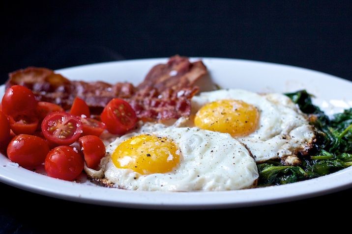 spejlaeg-spinat-bacon-tomat