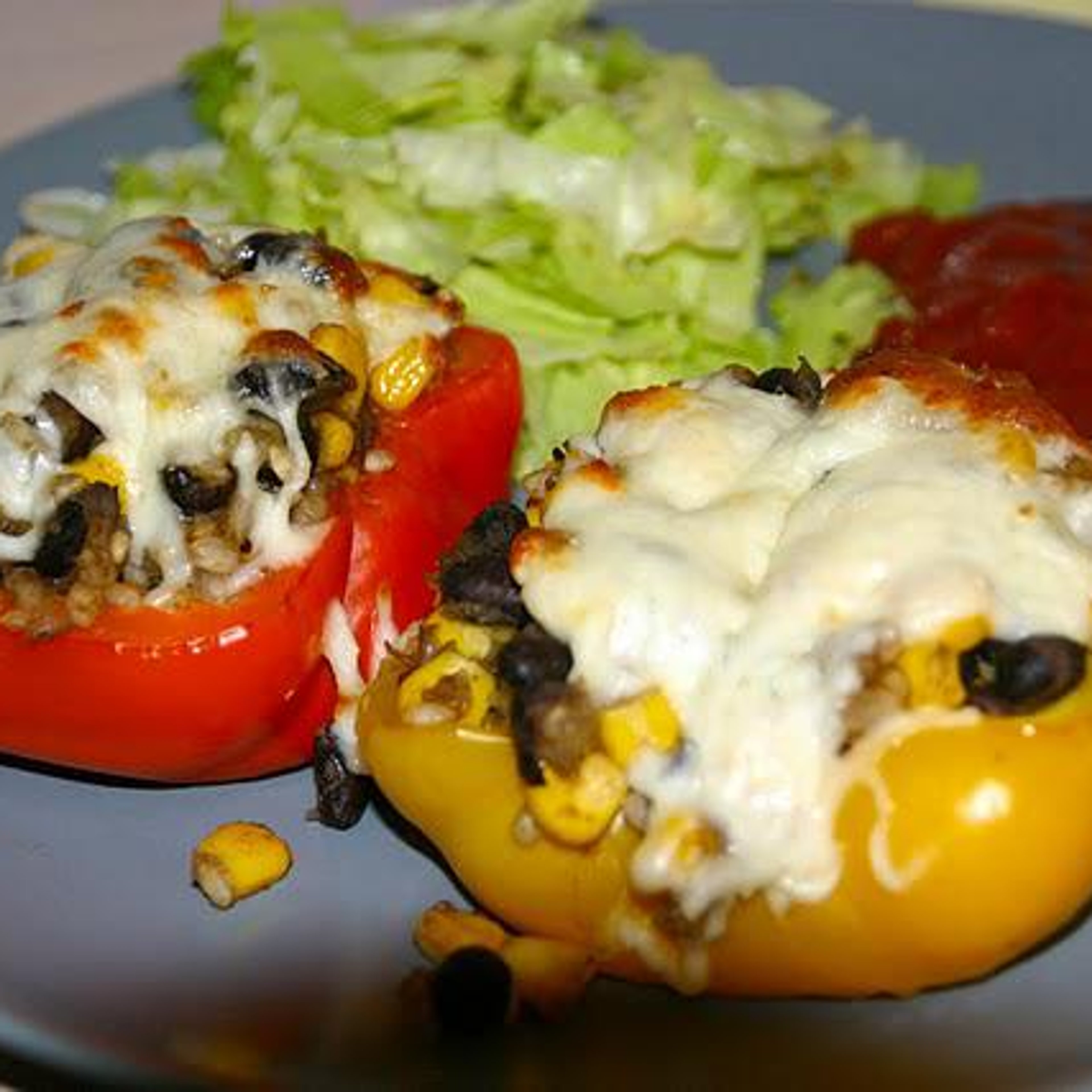 Fyldte peberfrugter med krydrede sorte bønner