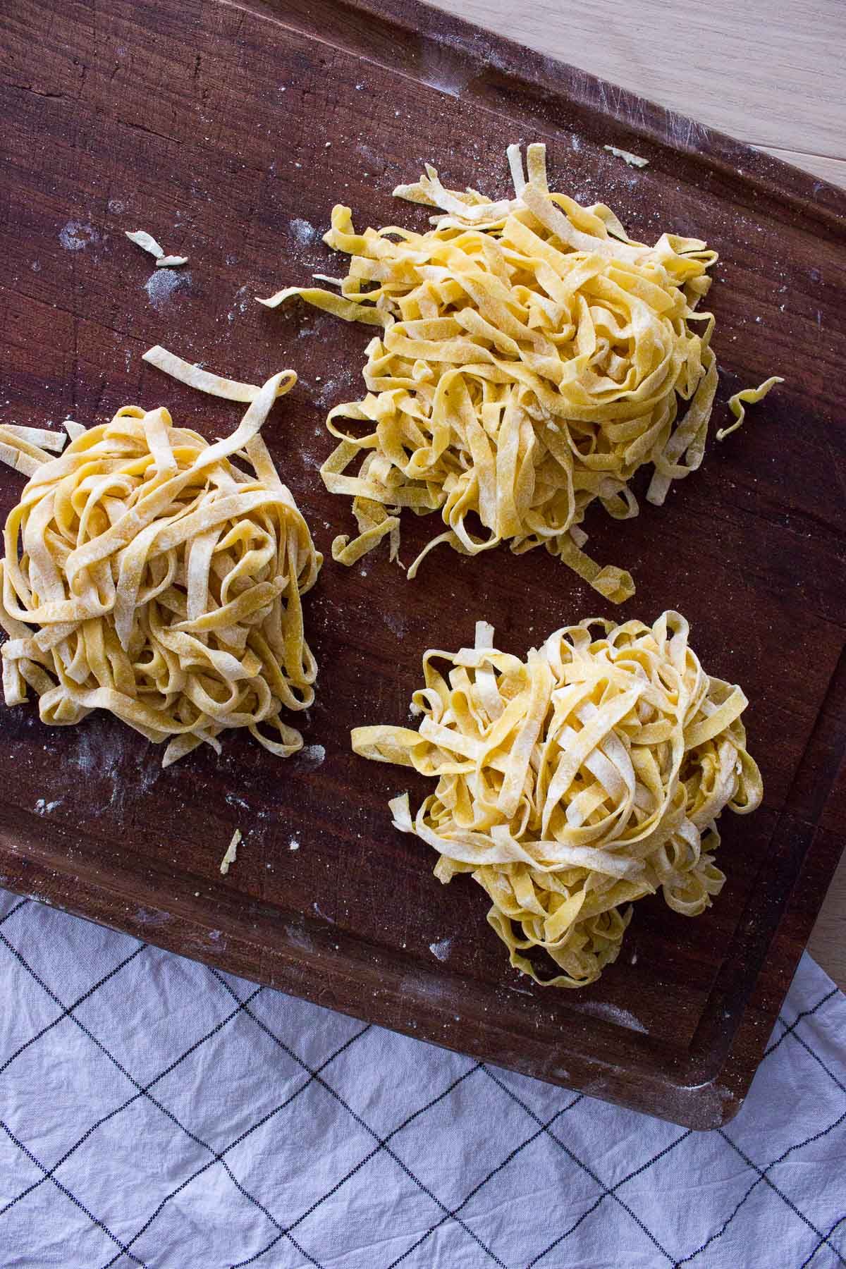 Hjemmelavet kikærtepasta med pesto