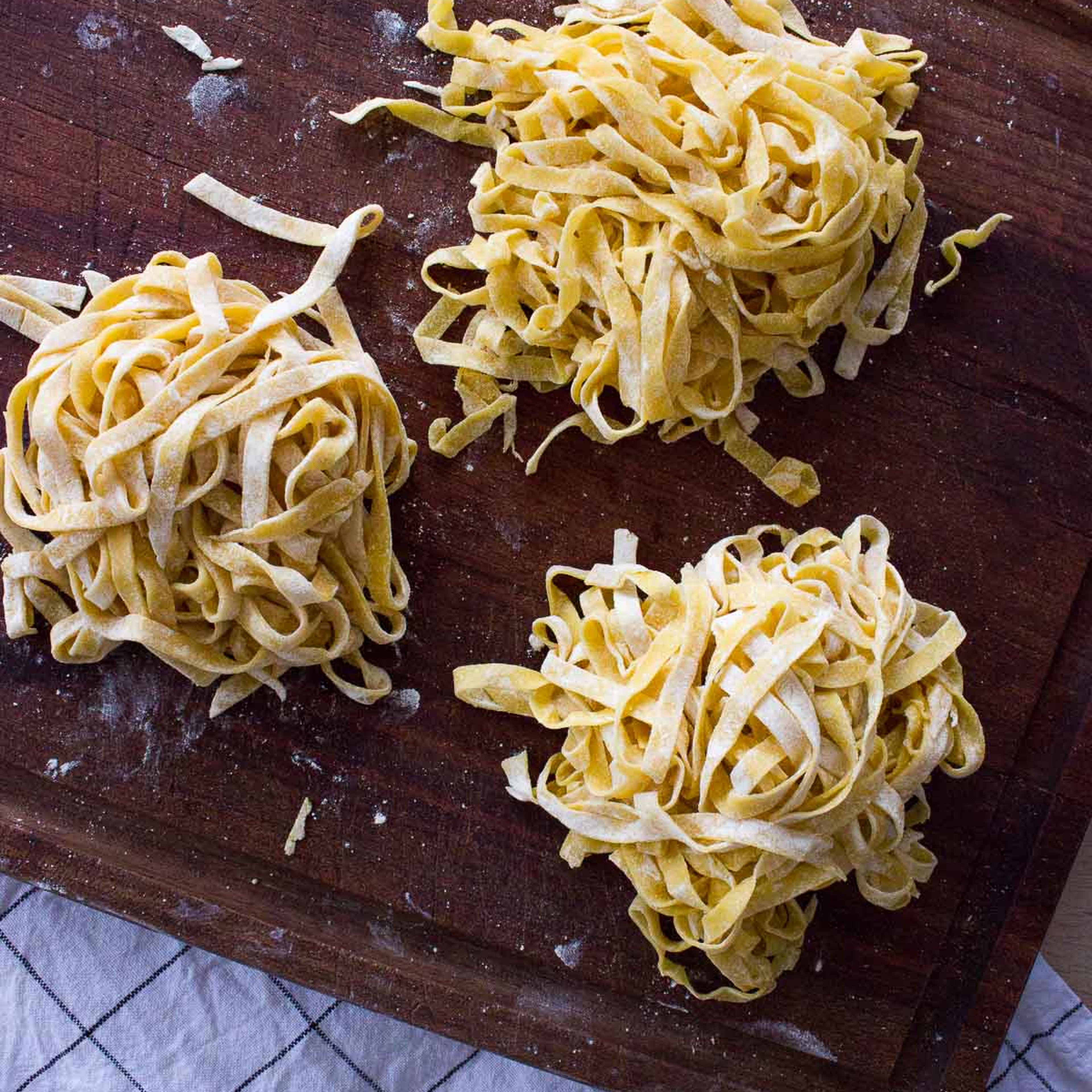 Hjemmelavet kikærtepasta med pesto