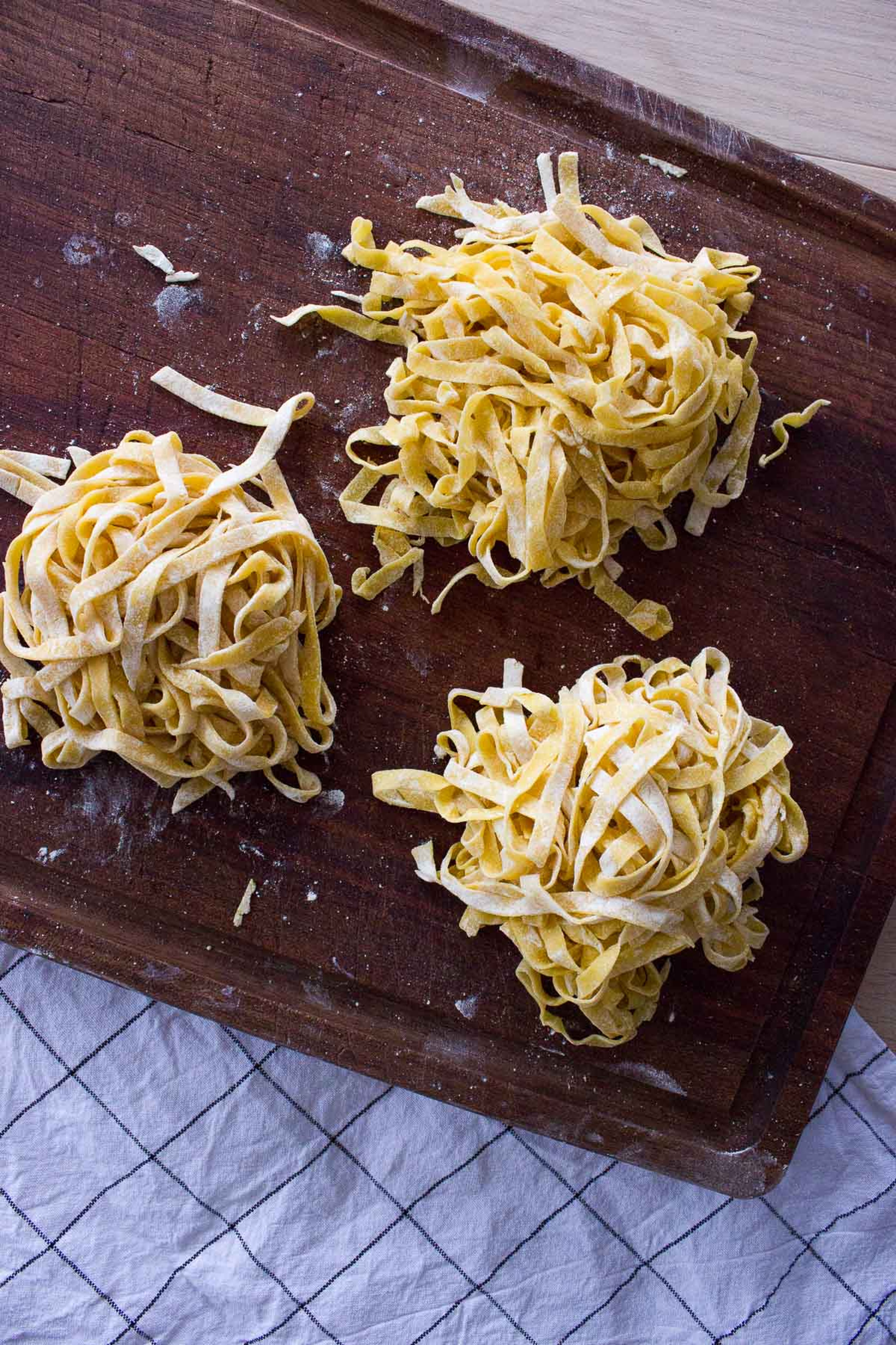 Hjemmelavet kikærtepasta med pesto