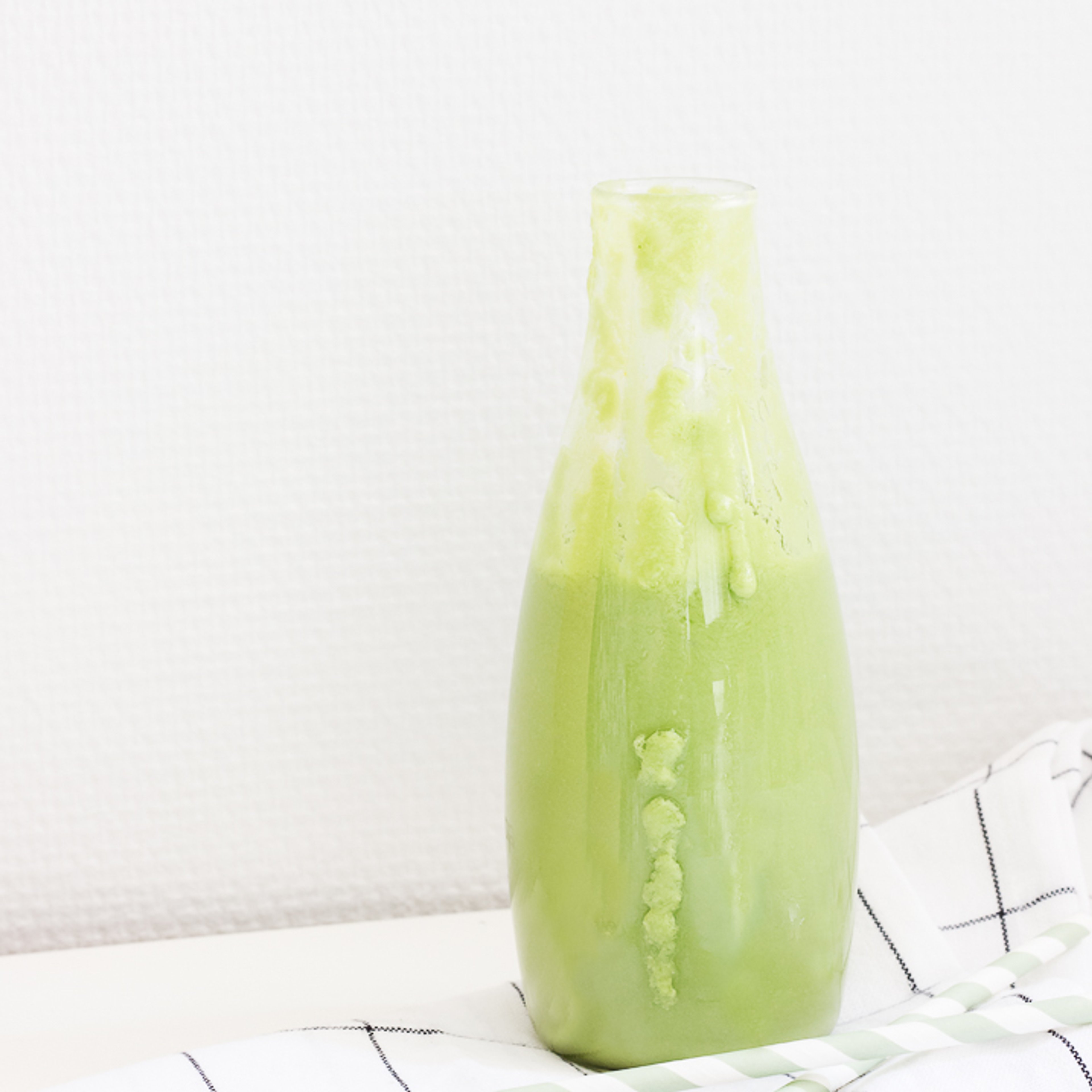 Grøn smoothie med avocado, ananas, citron og ingefær