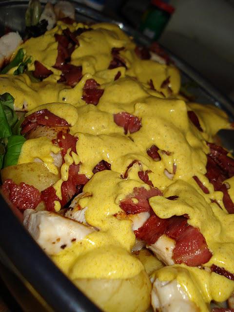 Kartoffelsalat med kylling, kalkunbacon og karrydressing