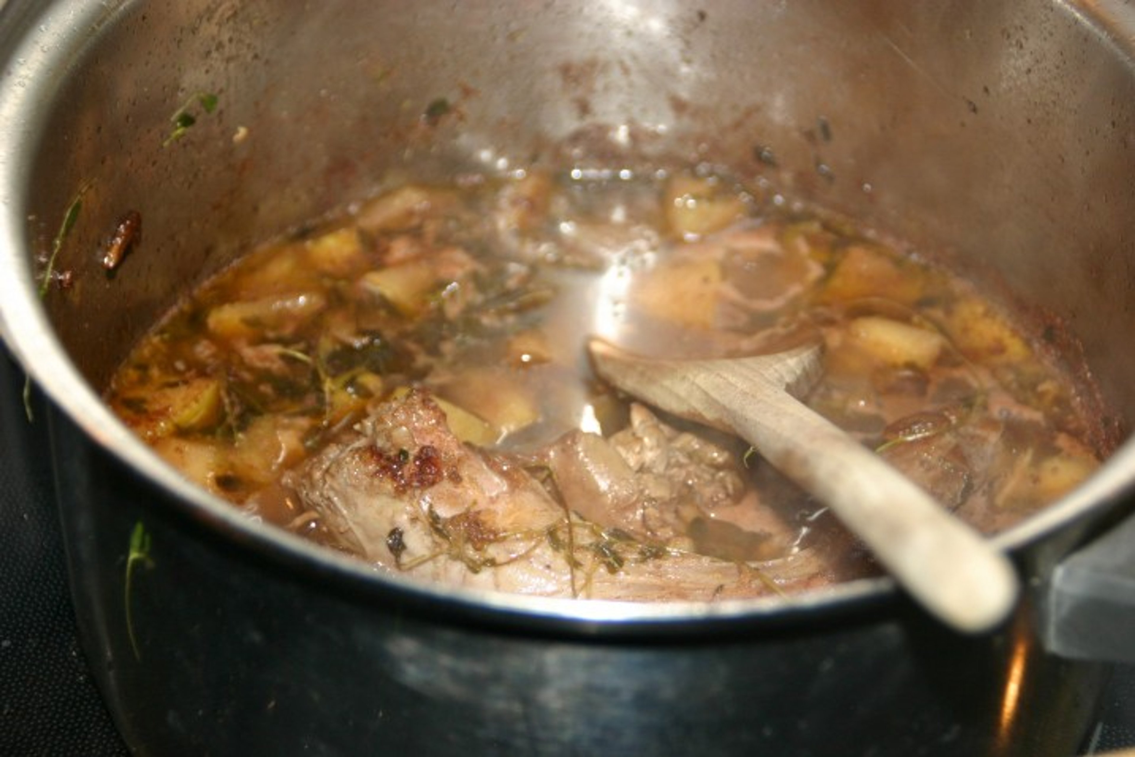 Andesteg med brunkartofler, rødkål, grønkålssalat med æble og granatæblekerner samt andesauce