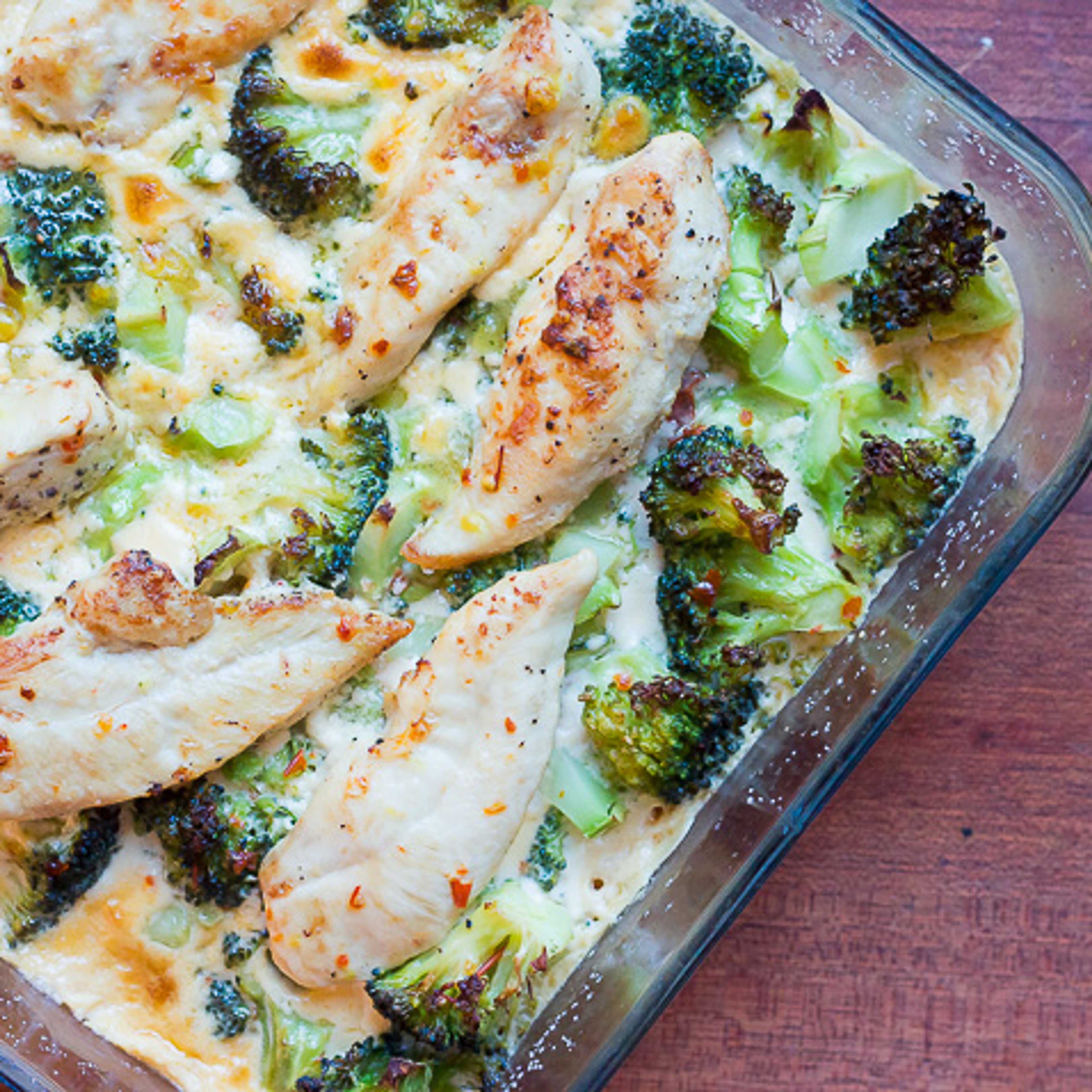 Cremet kyllinge- og broccolifad