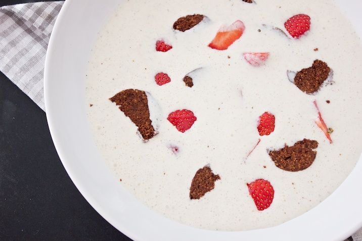 Koldskål med mandelkammerjunkere og jordbær