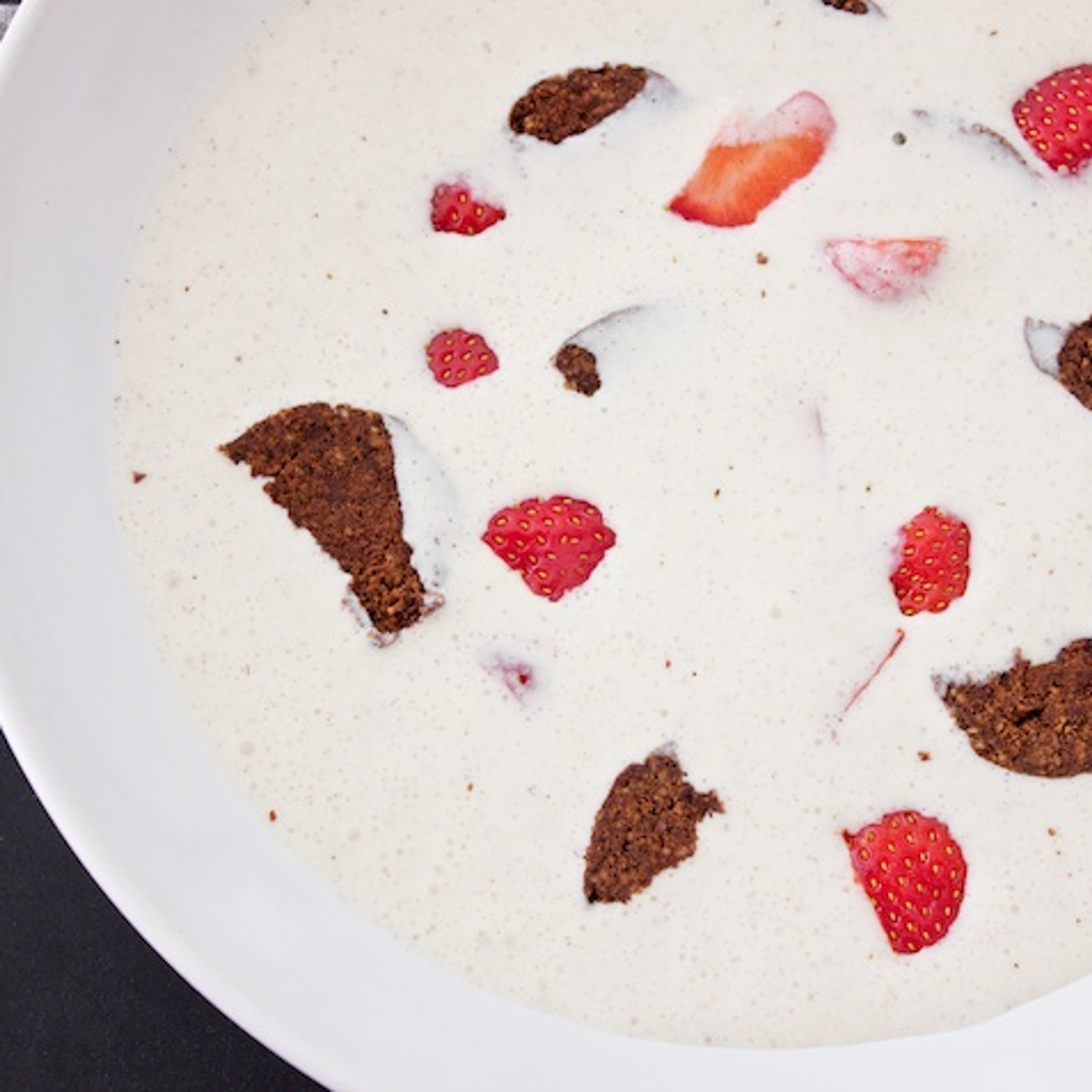 Koldskål med mandelkammerjunkere og jordbær