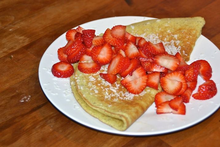 Sød kokosomelet med jordbær