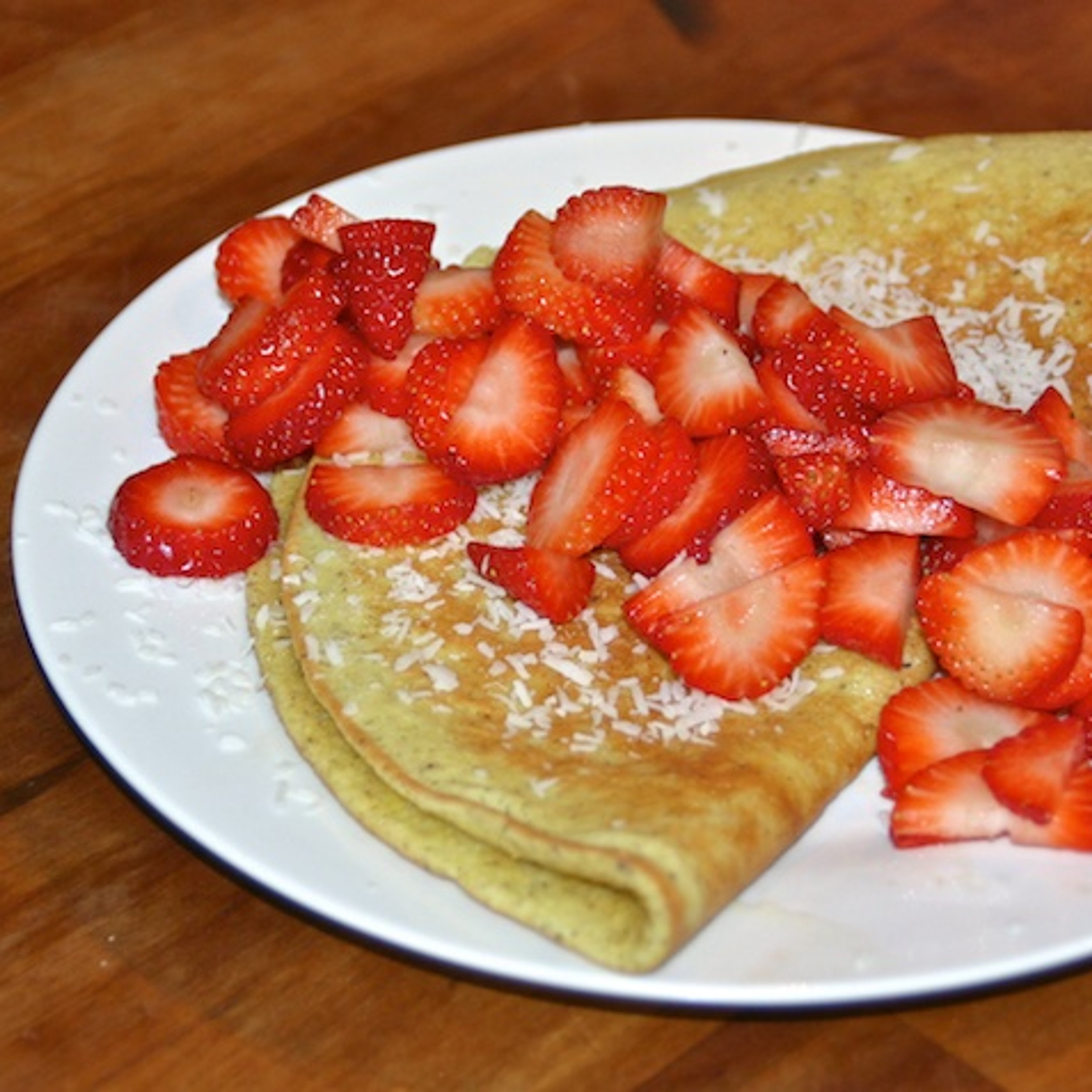 Sød kokosomelet med jordbær