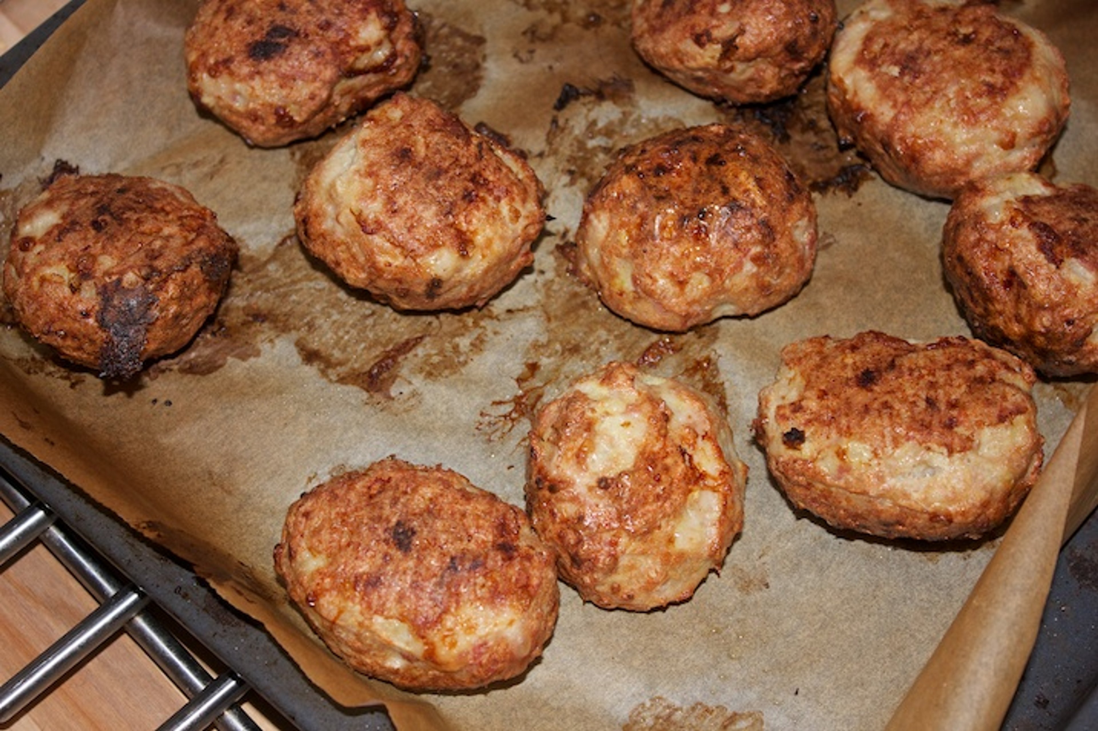 Kyllingefrikadeller med bacon og flødestuvet spidskål