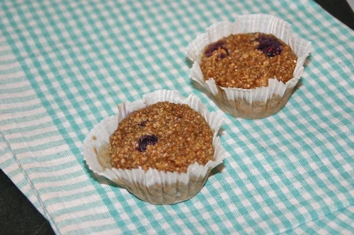 Fuldkornsmuffins med æble og blåbær