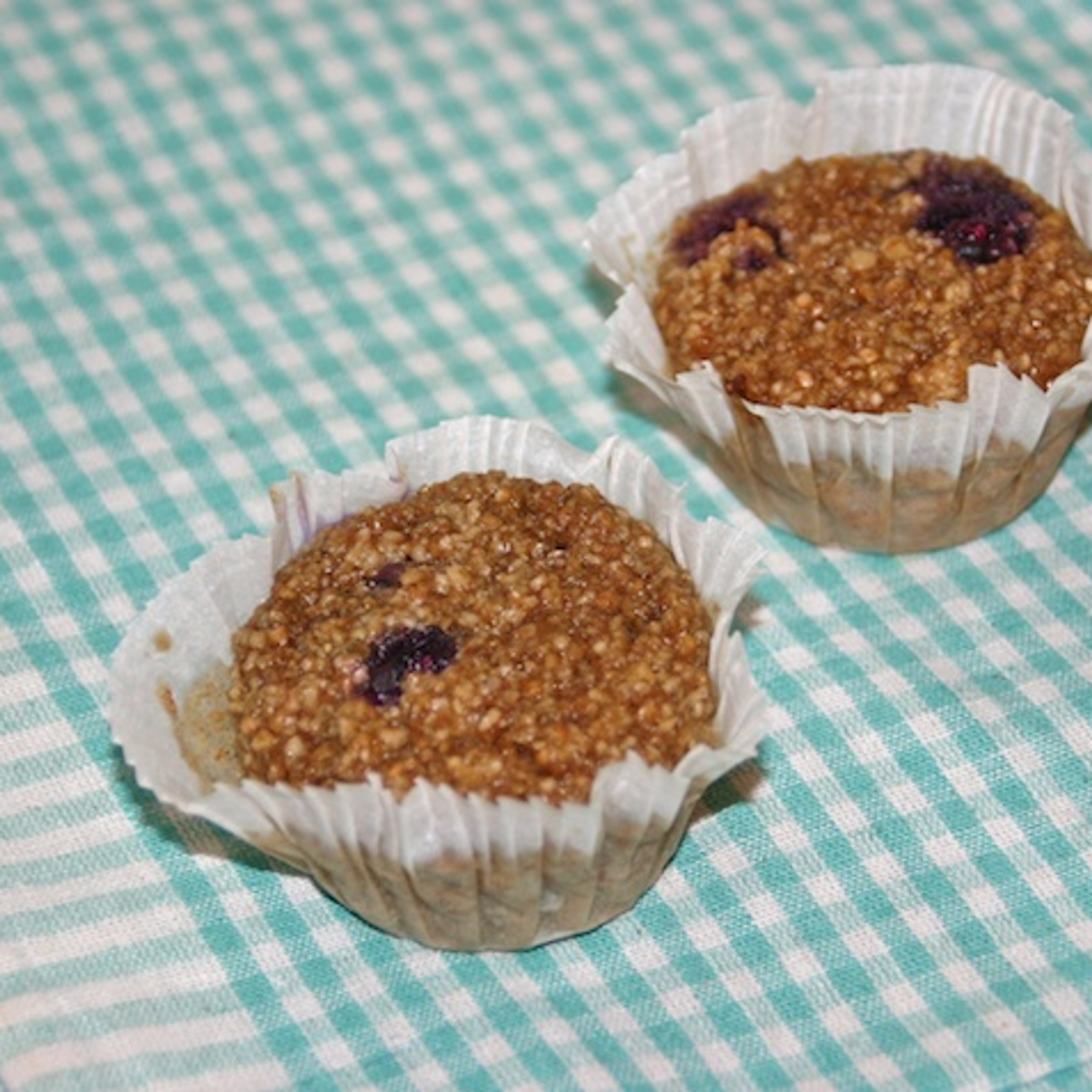 Fuldkornsmuffins med æble og blåbær