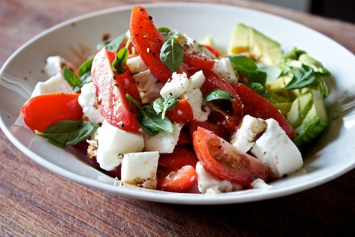 Tomat- og mozzarellasalat med avocado