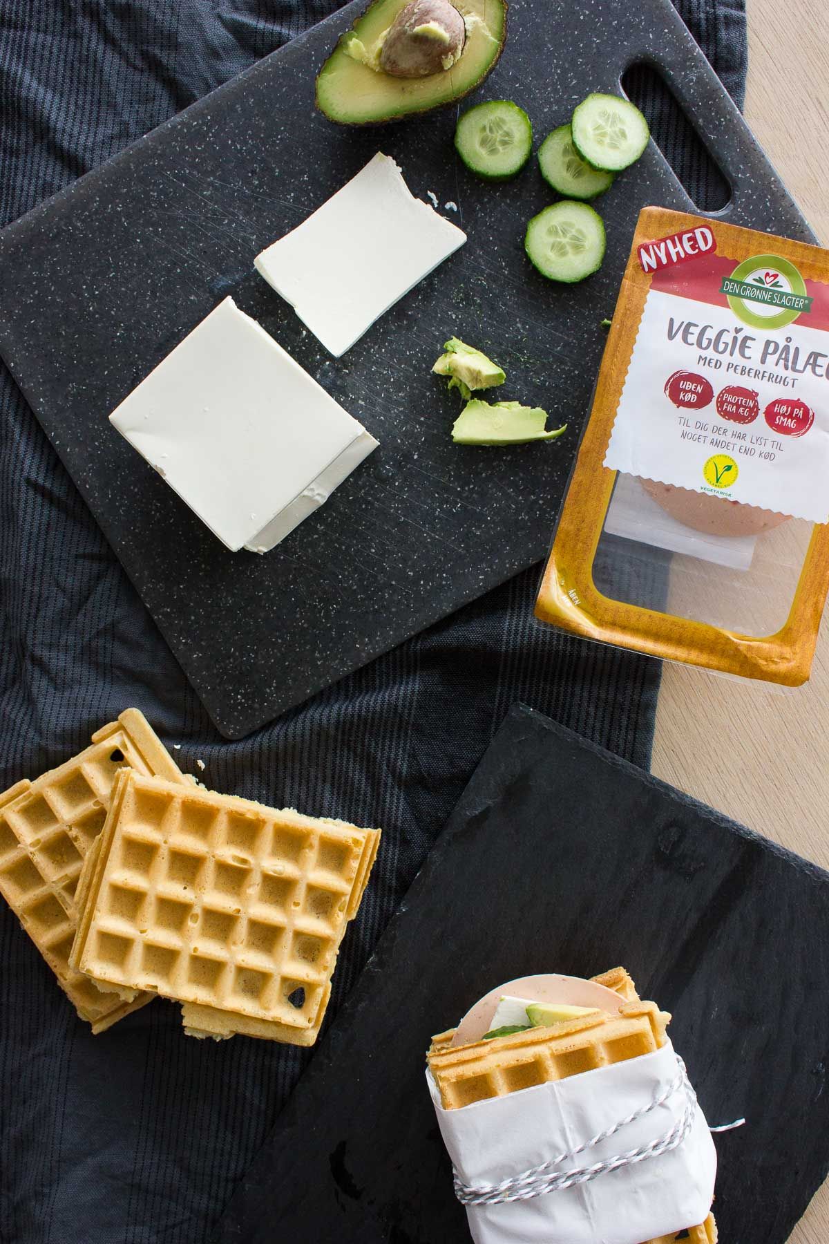 Vaffelsandwich med veggie pålæg, avocado og feta