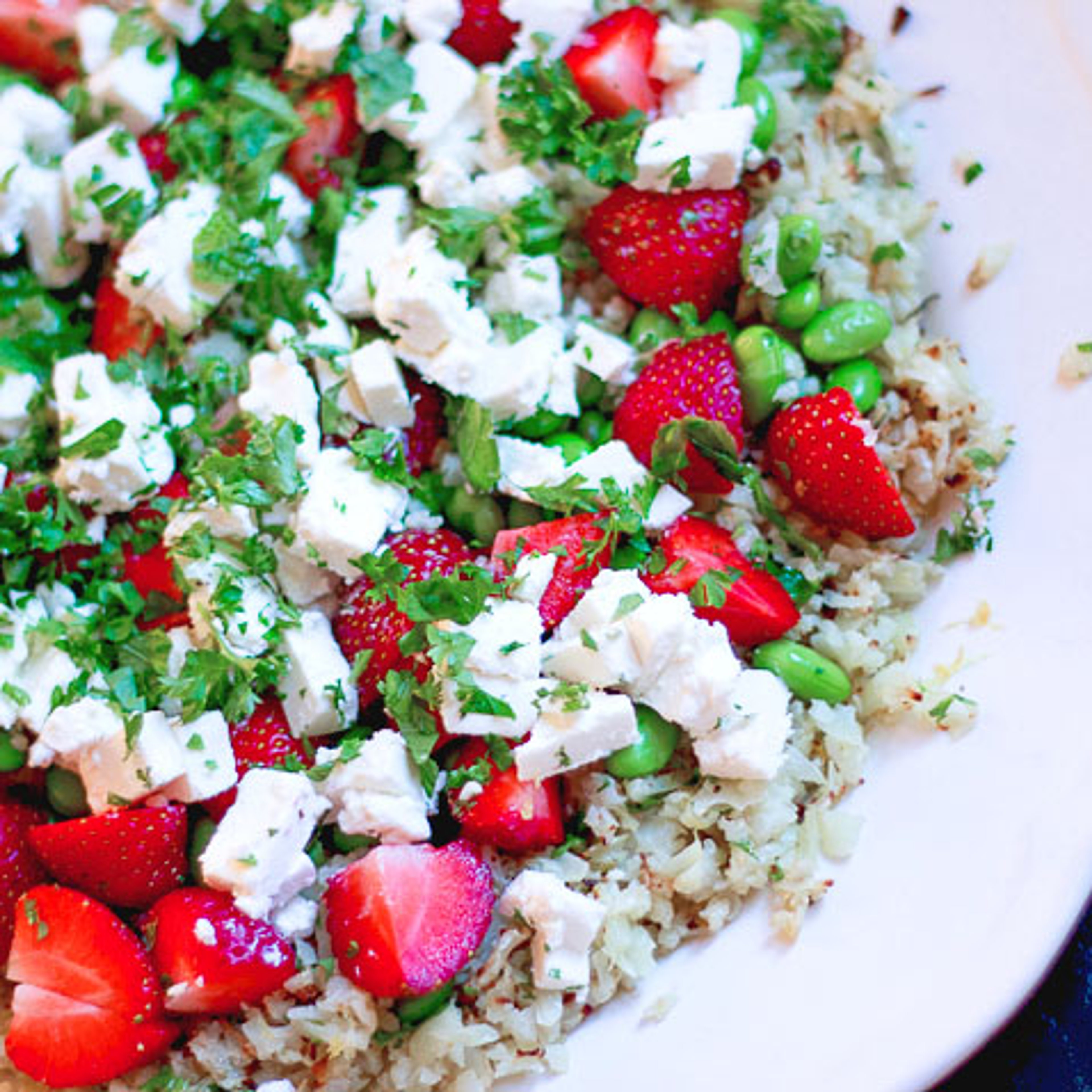 Blomkålsbulgur med jordbær, edamamebønner og feta