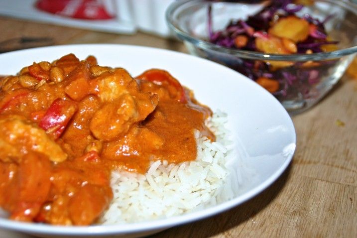 Kylling i peanutbuttersauce med rødkålssalat