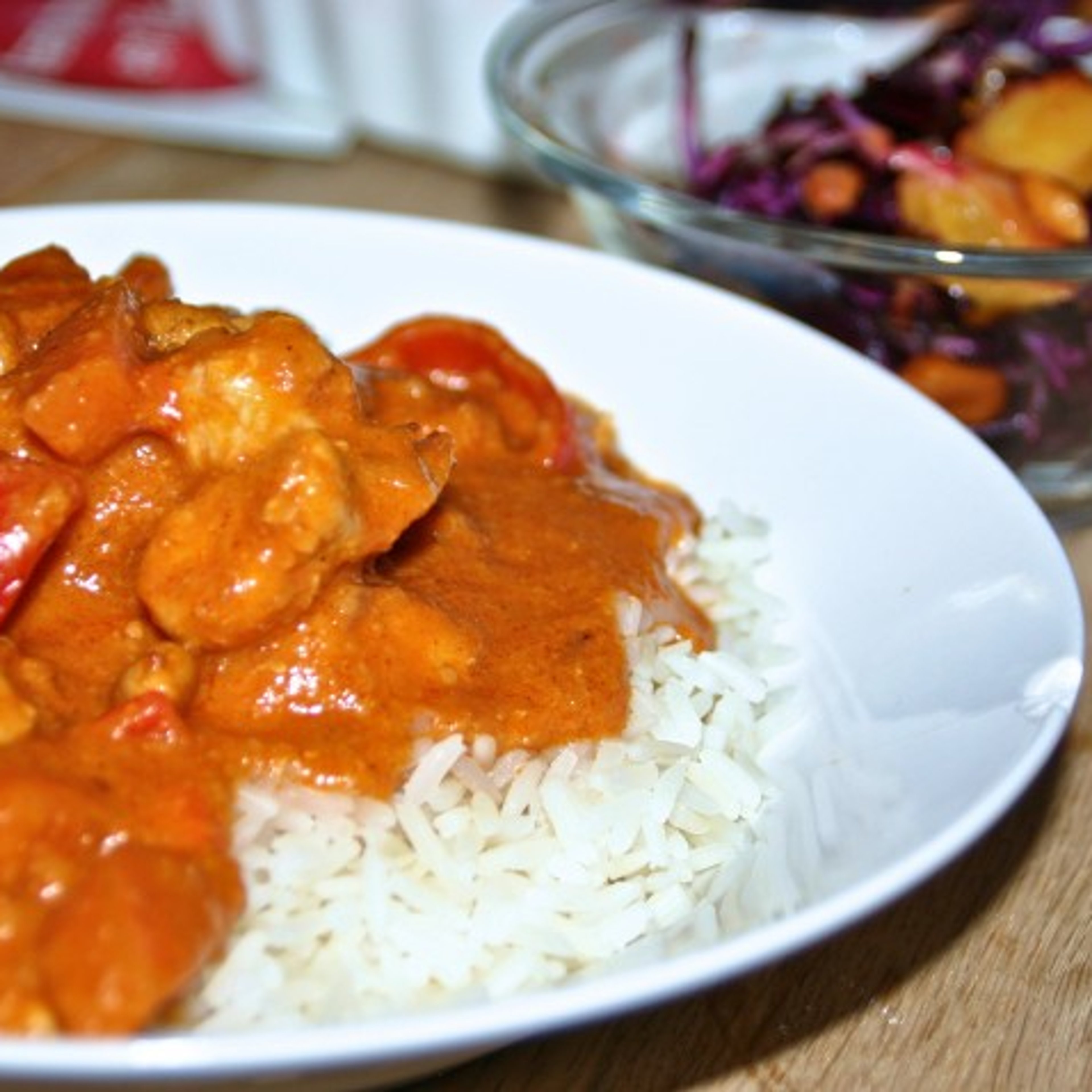 Kylling i peanutbuttersauce med rødkålssalat